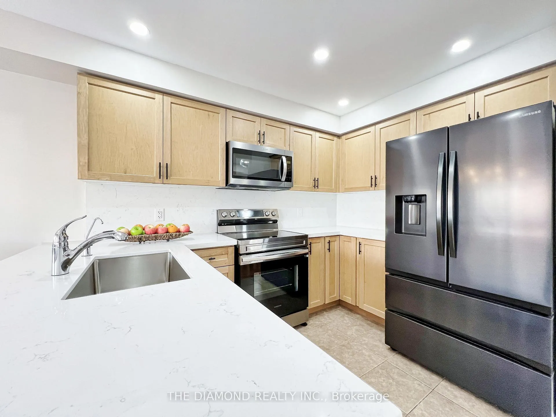 Photo 10 of 18 Lancaster Court, Barrie, Innis-Shore — HOMEH