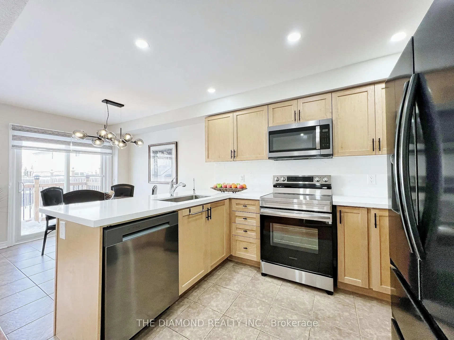 Photo 11 of 18 Lancaster Court, Barrie, Innis-Shore — HOMEH
