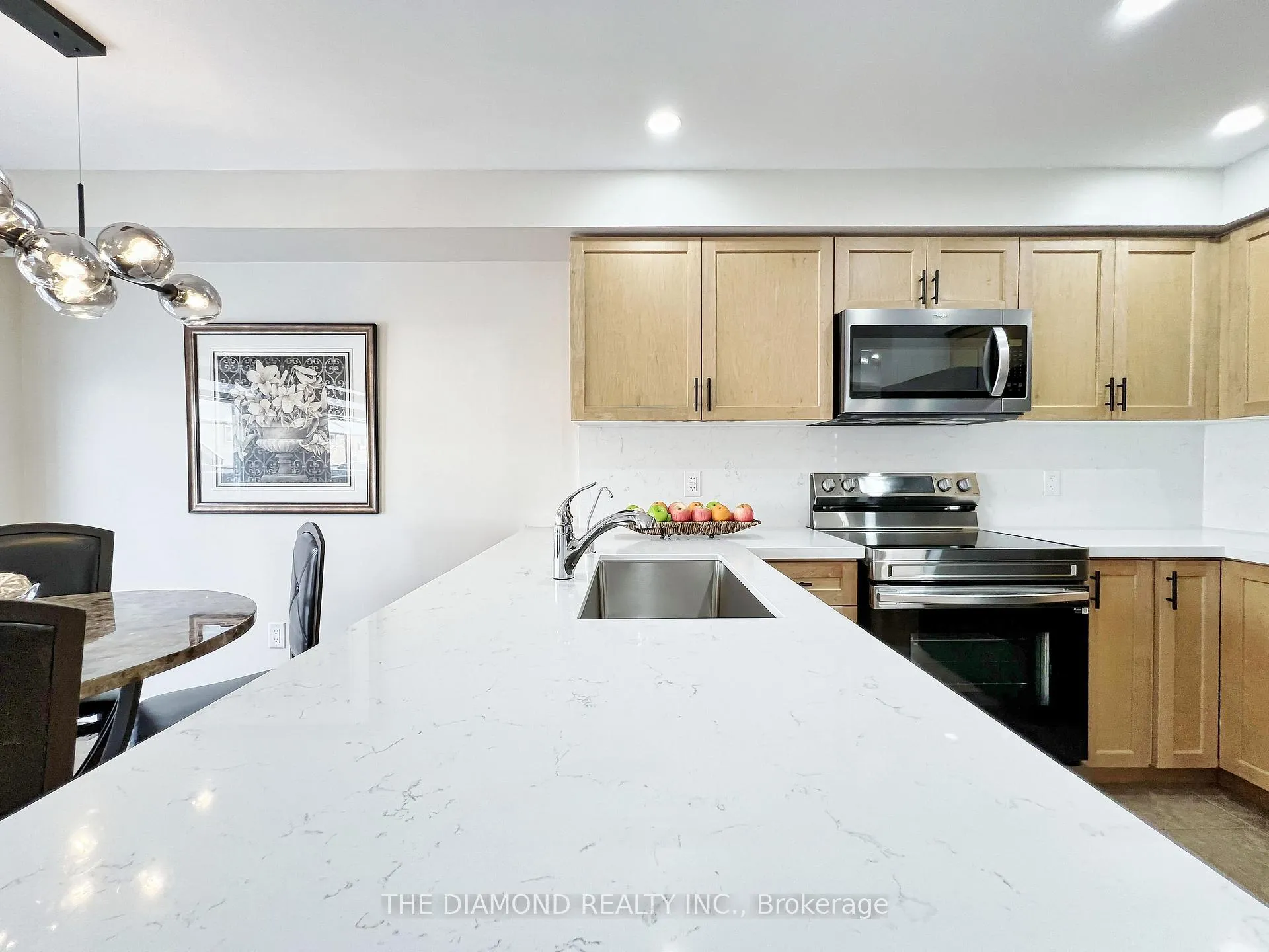 Photo 12 of 18 Lancaster Court, Barrie, Innis-Shore — HOMEH