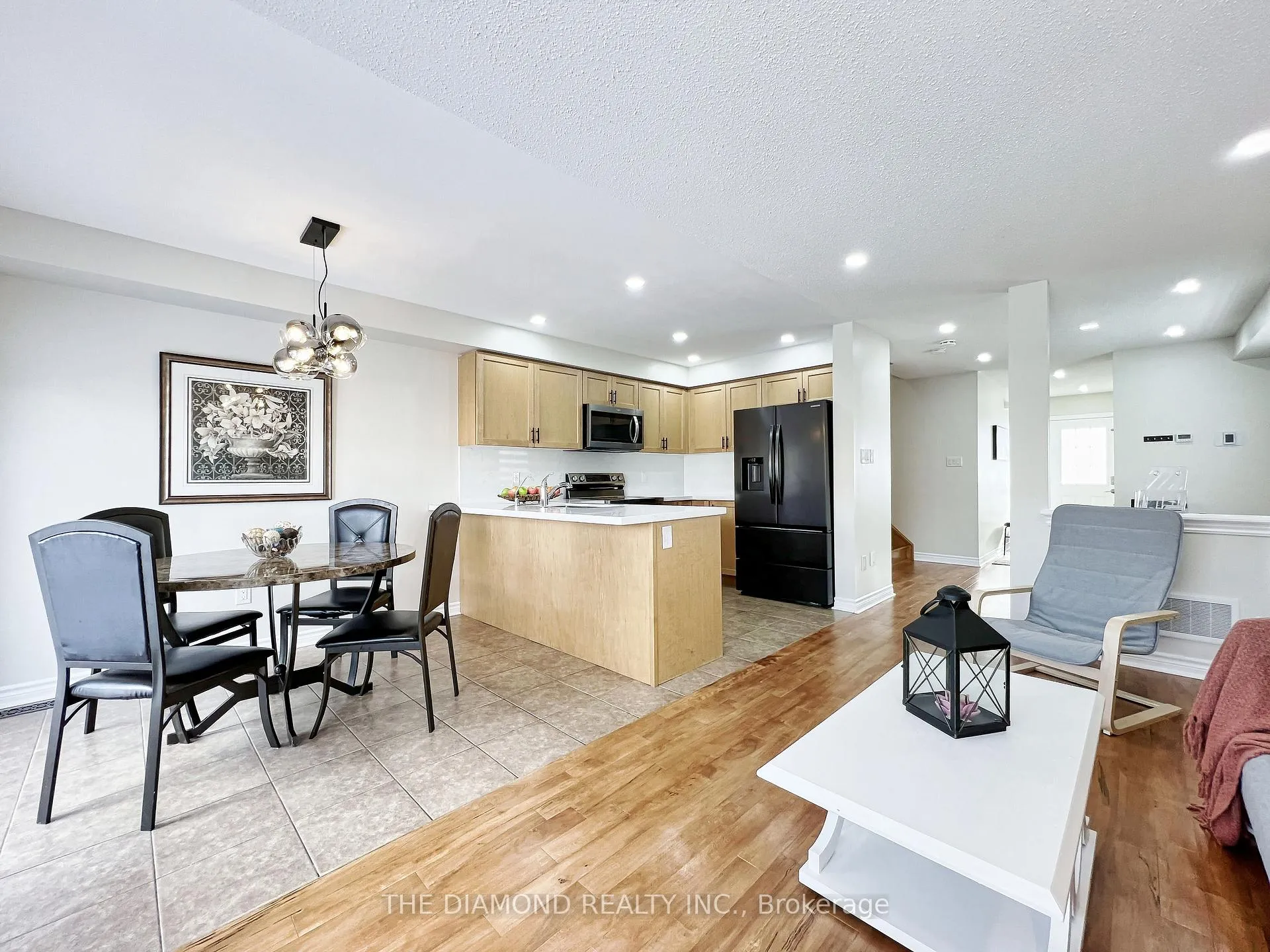 Photo 13 of 18 Lancaster Court, Barrie, Innis-Shore — HOMEH