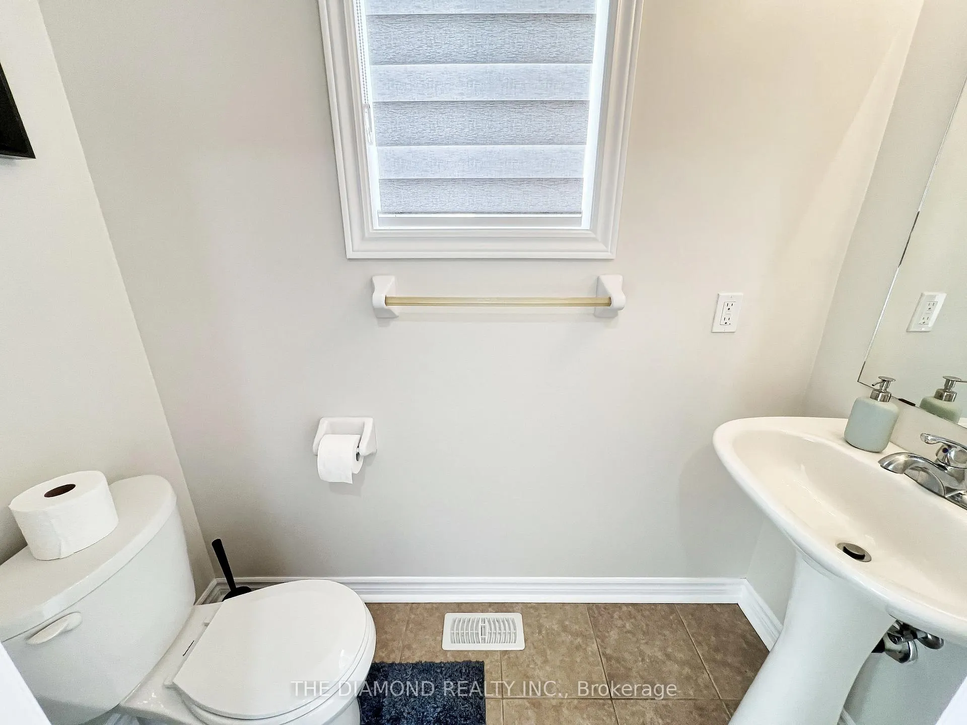 Photo 16 of 18 Lancaster Court, Barrie, Innis-Shore — HOMEH
