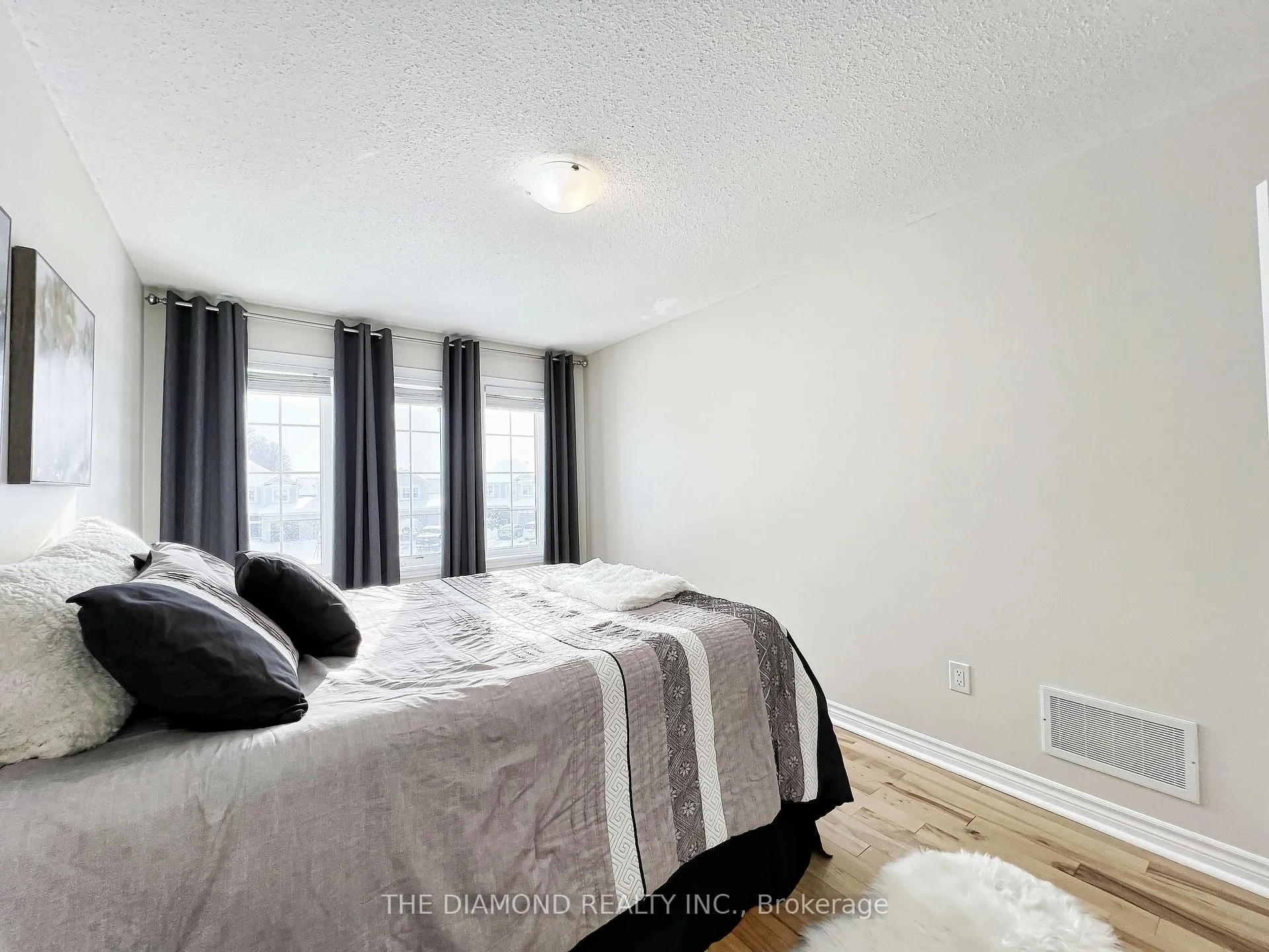 Photo 21 of 18 Lancaster Court, Barrie, Innis-Shore — HOMEH