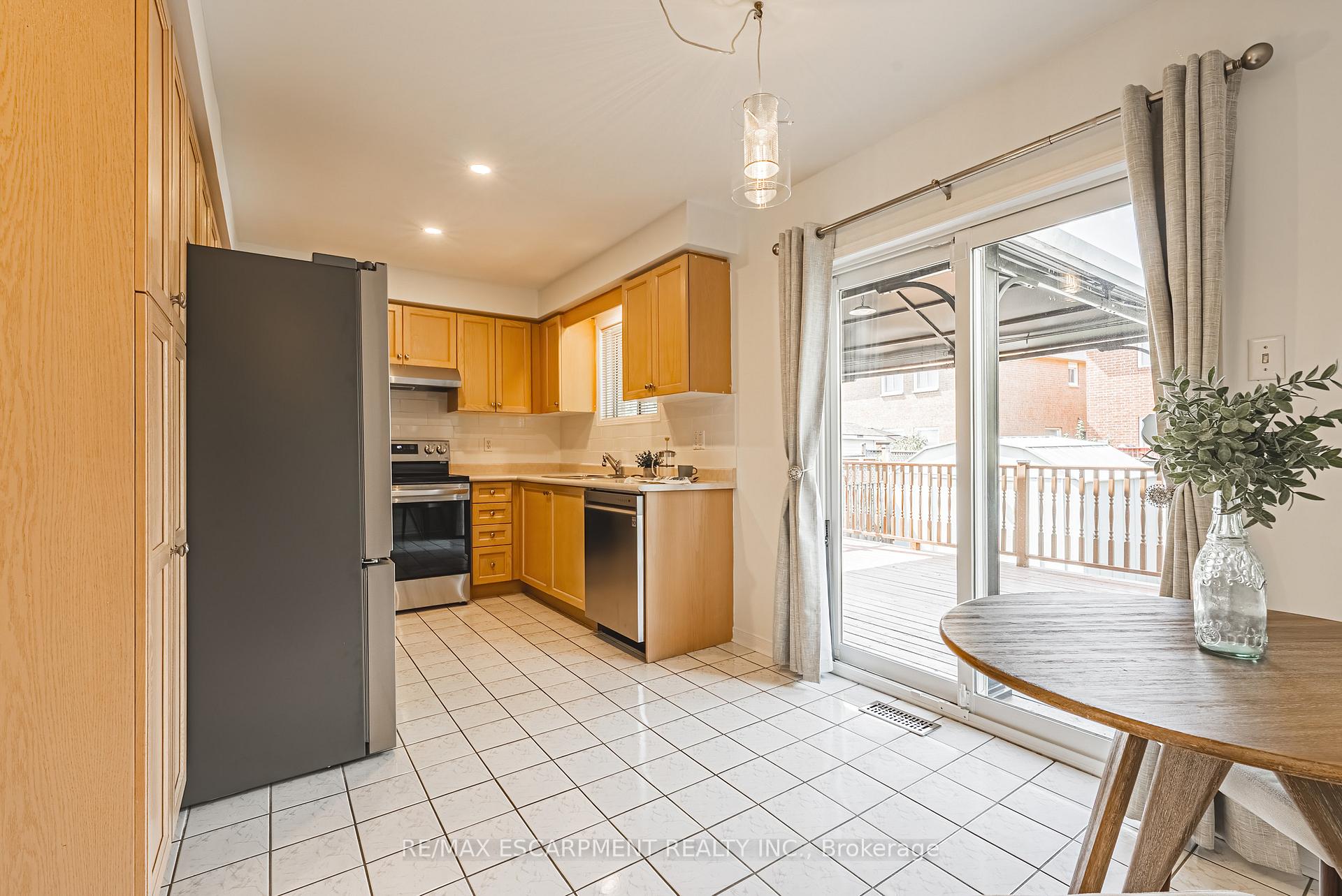 Photo 8 of 12 Summerfield Crescent, Brampton, Brampton West — HOMEH