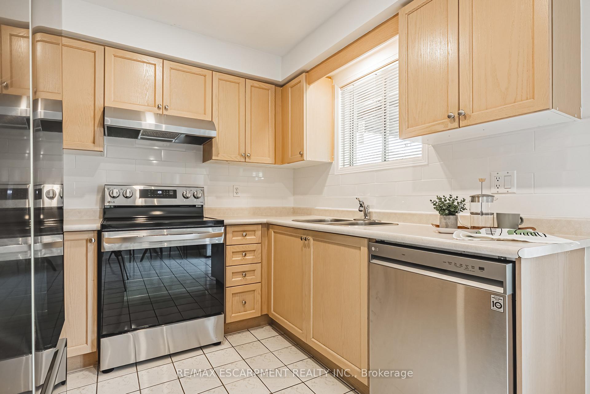 Photo 9 of 12 Summerfield Crescent, Brampton, Brampton West — HOMEH