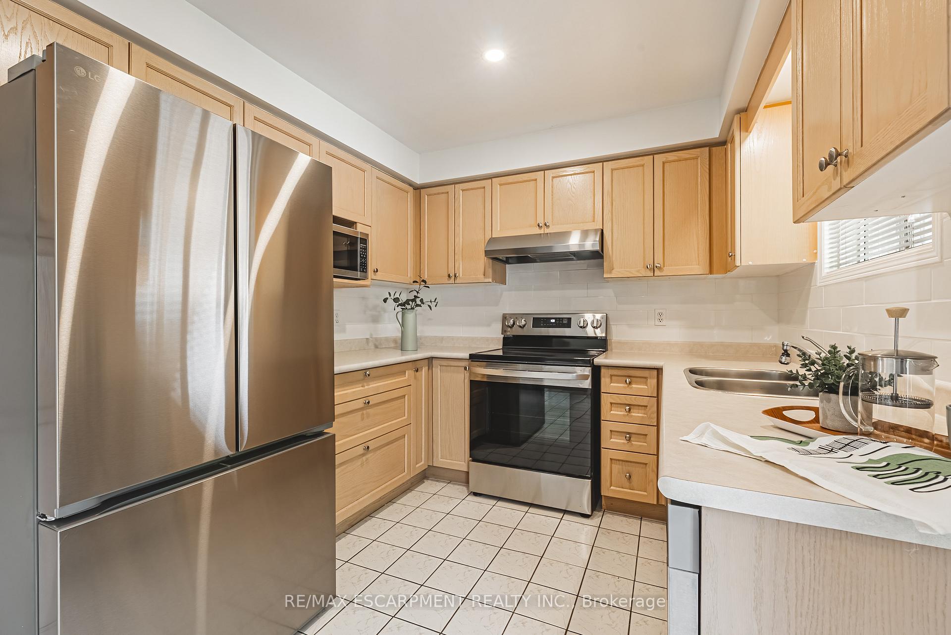 Photo 10 of 12 Summerfield Crescent, Brampton, Brampton West — HOMEH