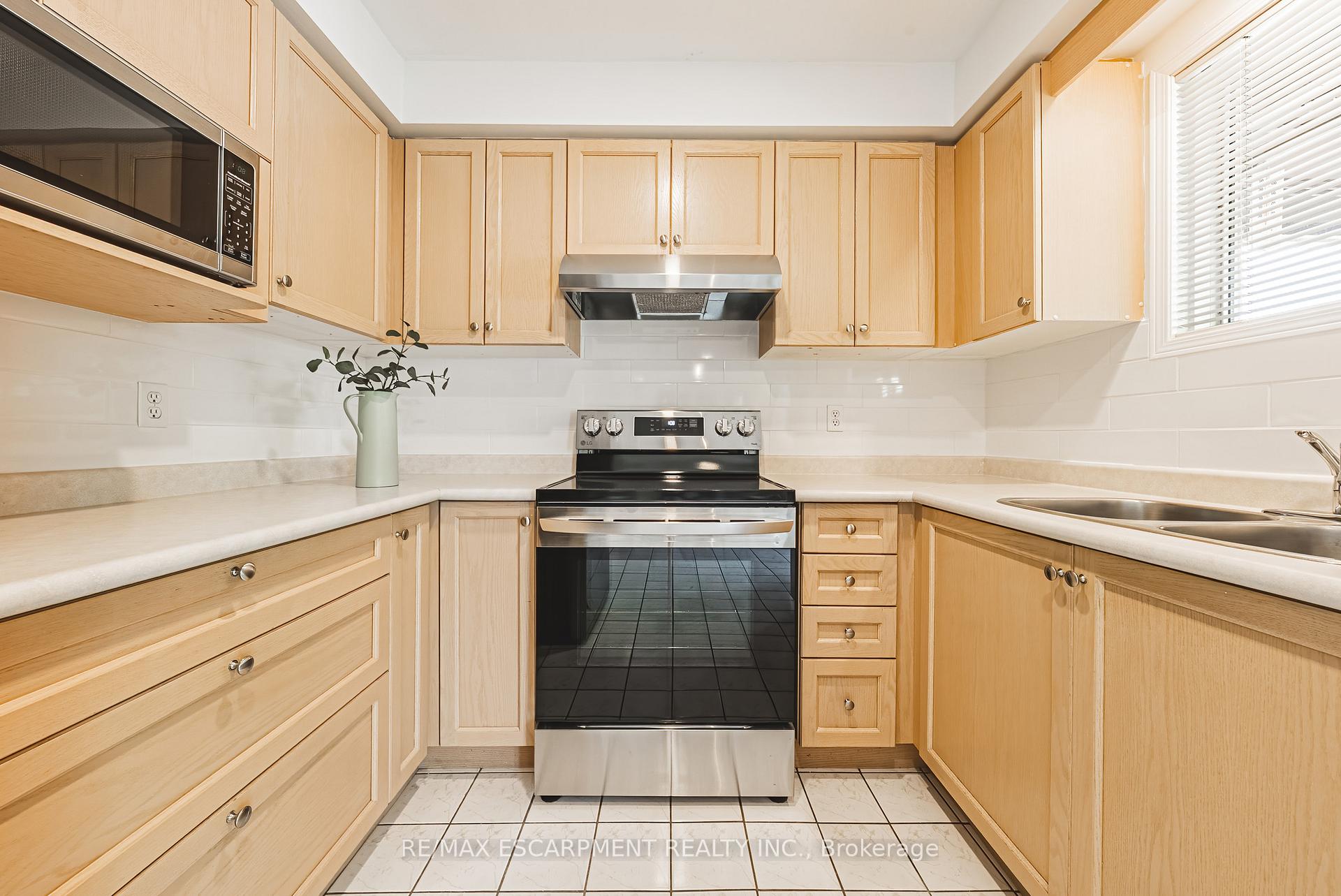 Photo 11 of 12 Summerfield Crescent, Brampton, Brampton West — HOMEH