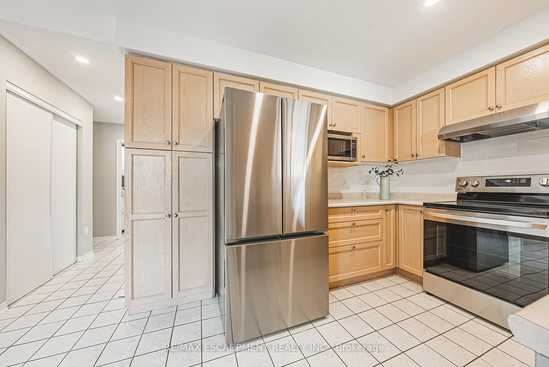 Photo 12 of 12 Summerfield Crescent, Brampton, Brampton West — HOMEH