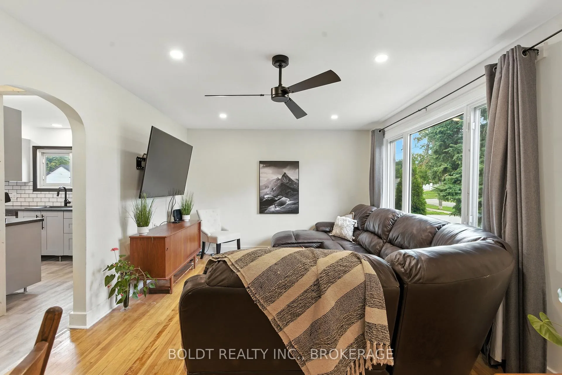 Photo 5 of 6962 Margaret Street, Niagara Falls, Arad/Fallsview — HOMEH