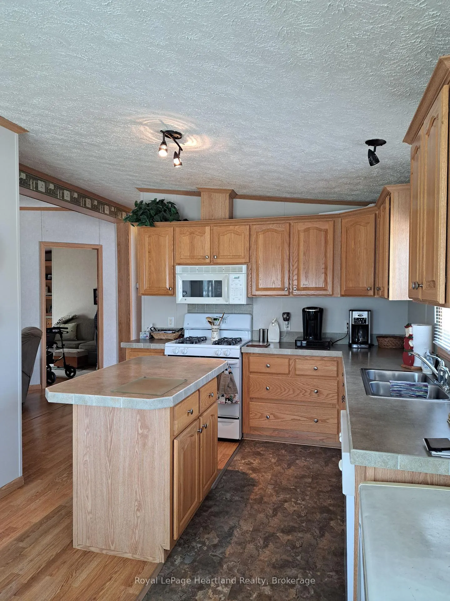 Photo 4 of 469 Richard Crescent, Strathroy-Caradoc, SE — HOMEH