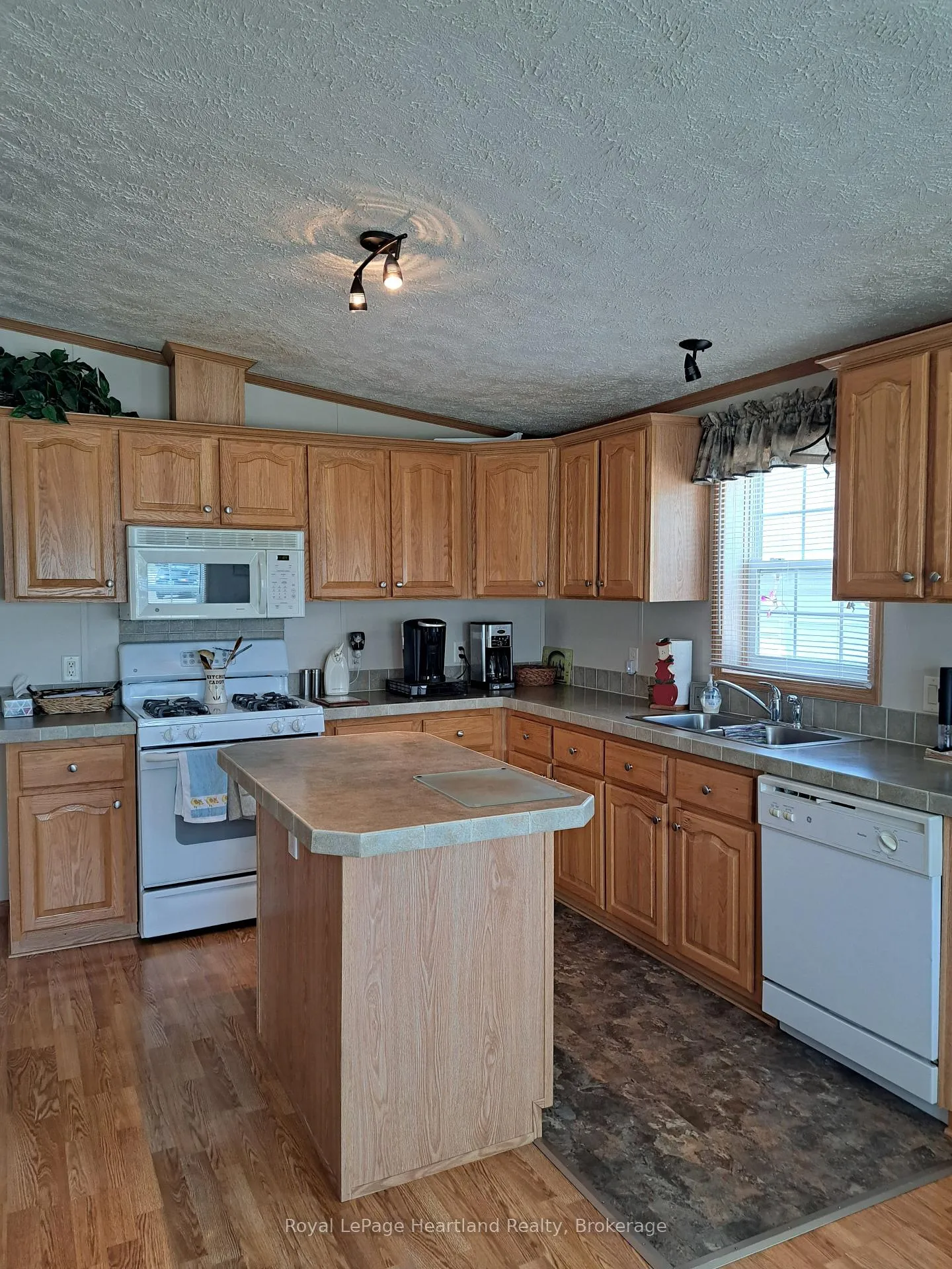 Photo 5 of 469 Richard Crescent, Strathroy-Caradoc, SE — HOMEH