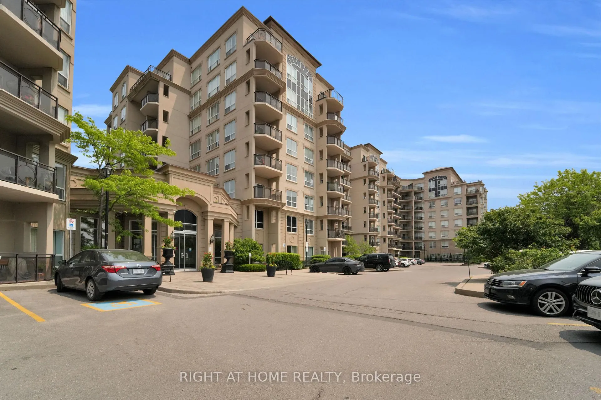 Photo 2 of Unit 710, 2 Maison Parc Court, Vaughan, Lakeview Estates — HOMEH