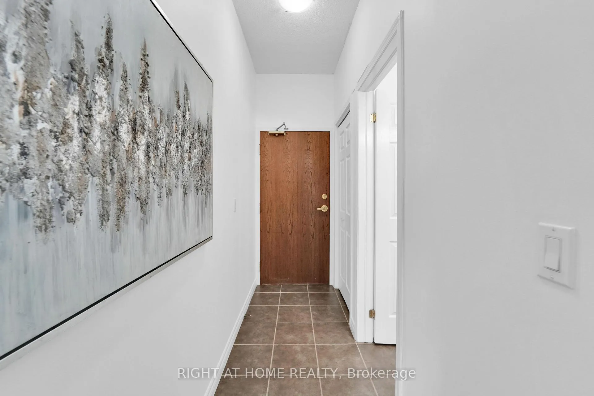Photo 3 of Unit 710, 2 Maison Parc Court, Vaughan, Lakeview Estates — HOMEH