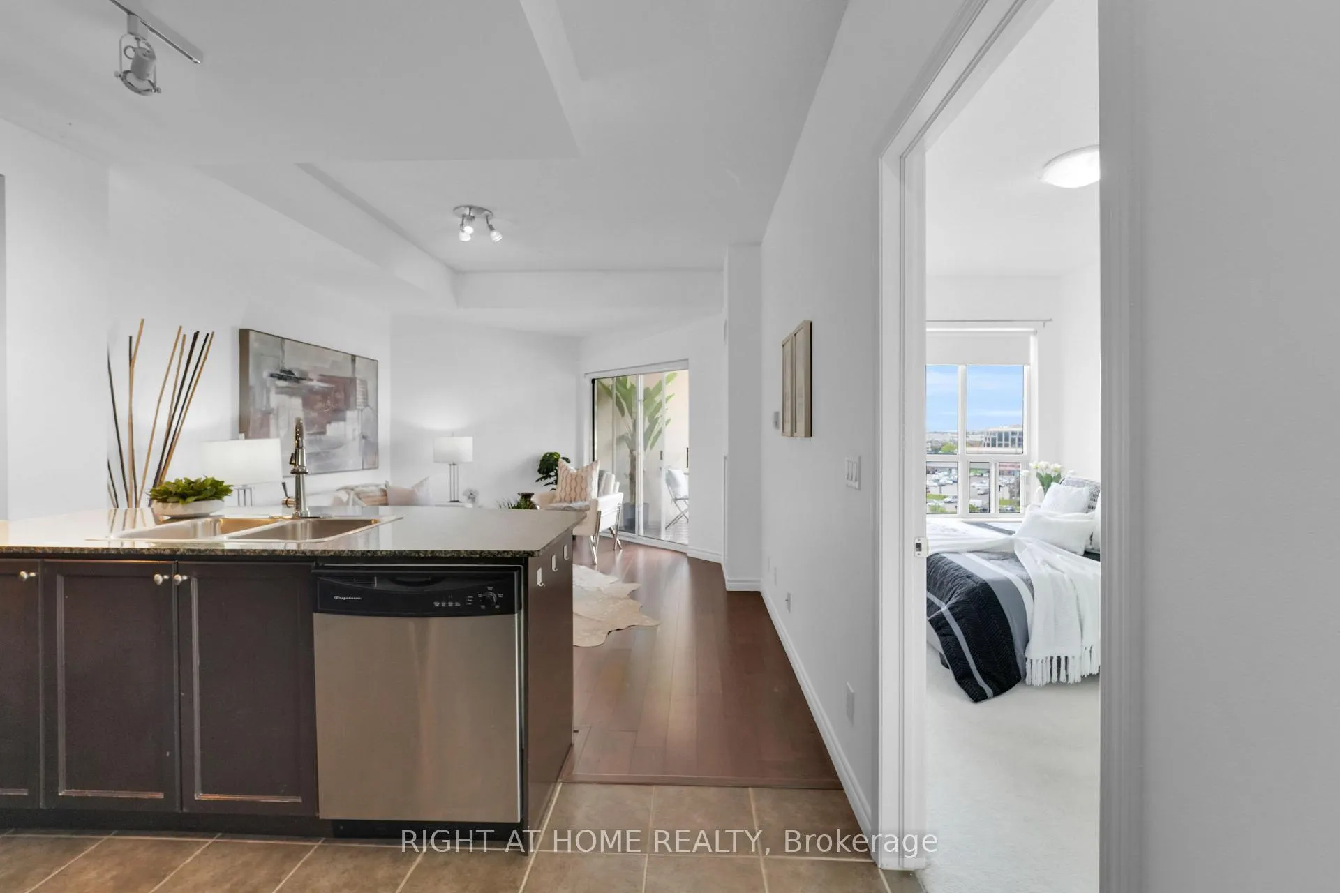 Photo 4 of Unit 710, 2 Maison Parc Court, Vaughan, Lakeview Estates — HOMEH