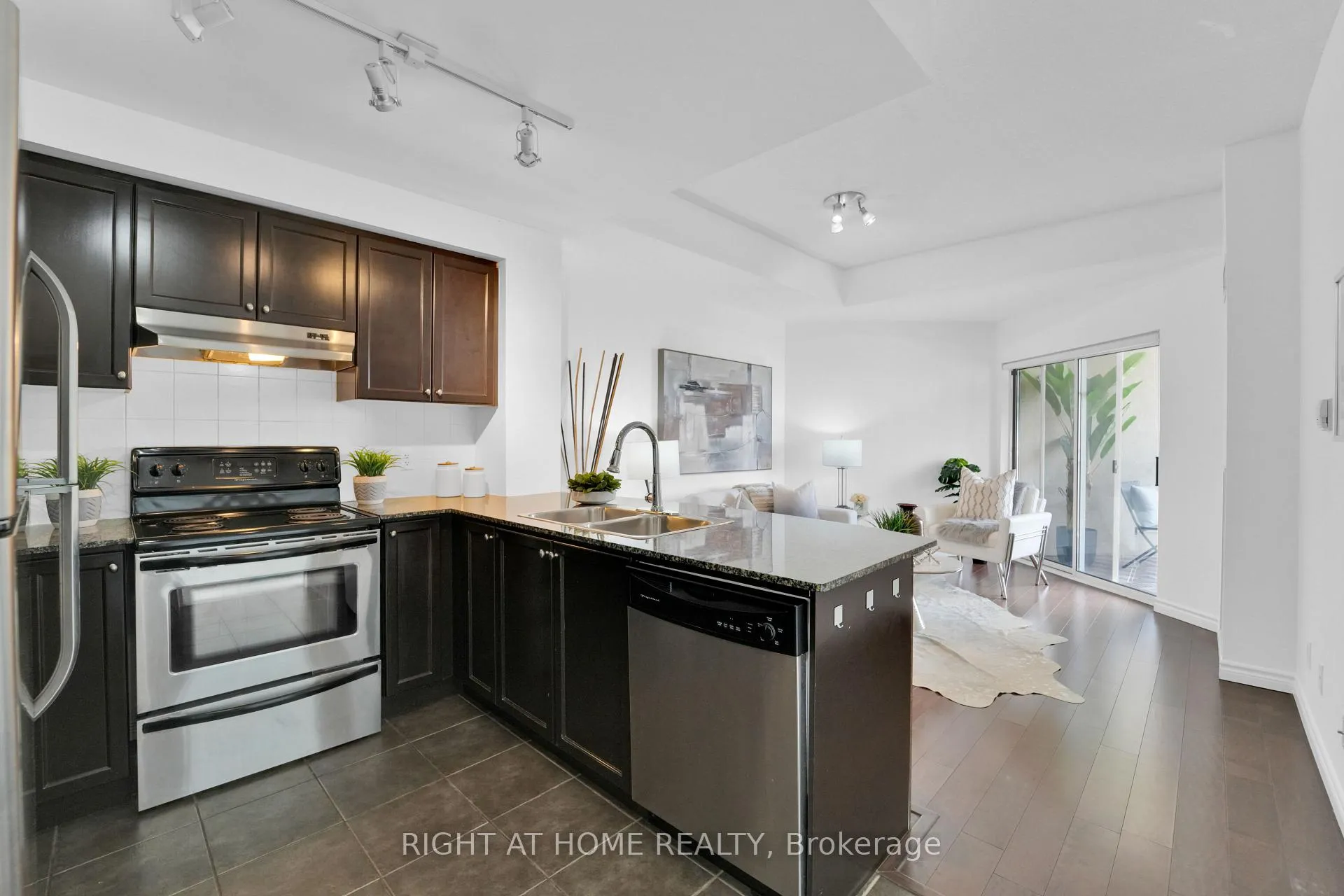 Photo 5 of Unit 710, 2 Maison Parc Court, Vaughan, Lakeview Estates — HOMEH