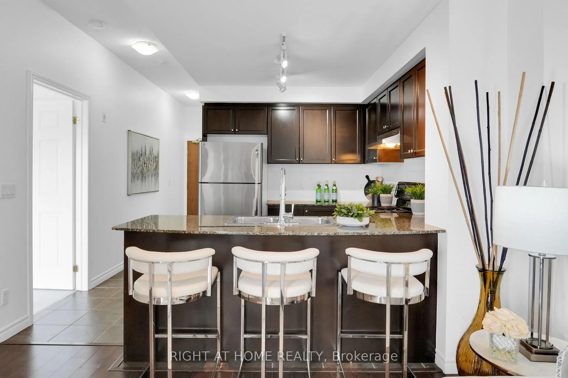 Photo 6 of Unit 710, 2 Maison Parc Court, Vaughan, Lakeview Estates — HOMEH