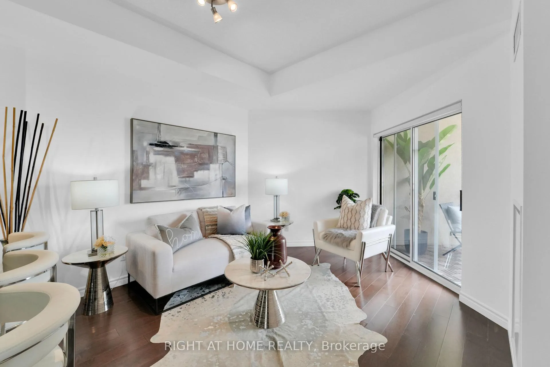 Photo 7 of Unit 710, 2 Maison Parc Court, Vaughan, Lakeview Estates — HOMEH
