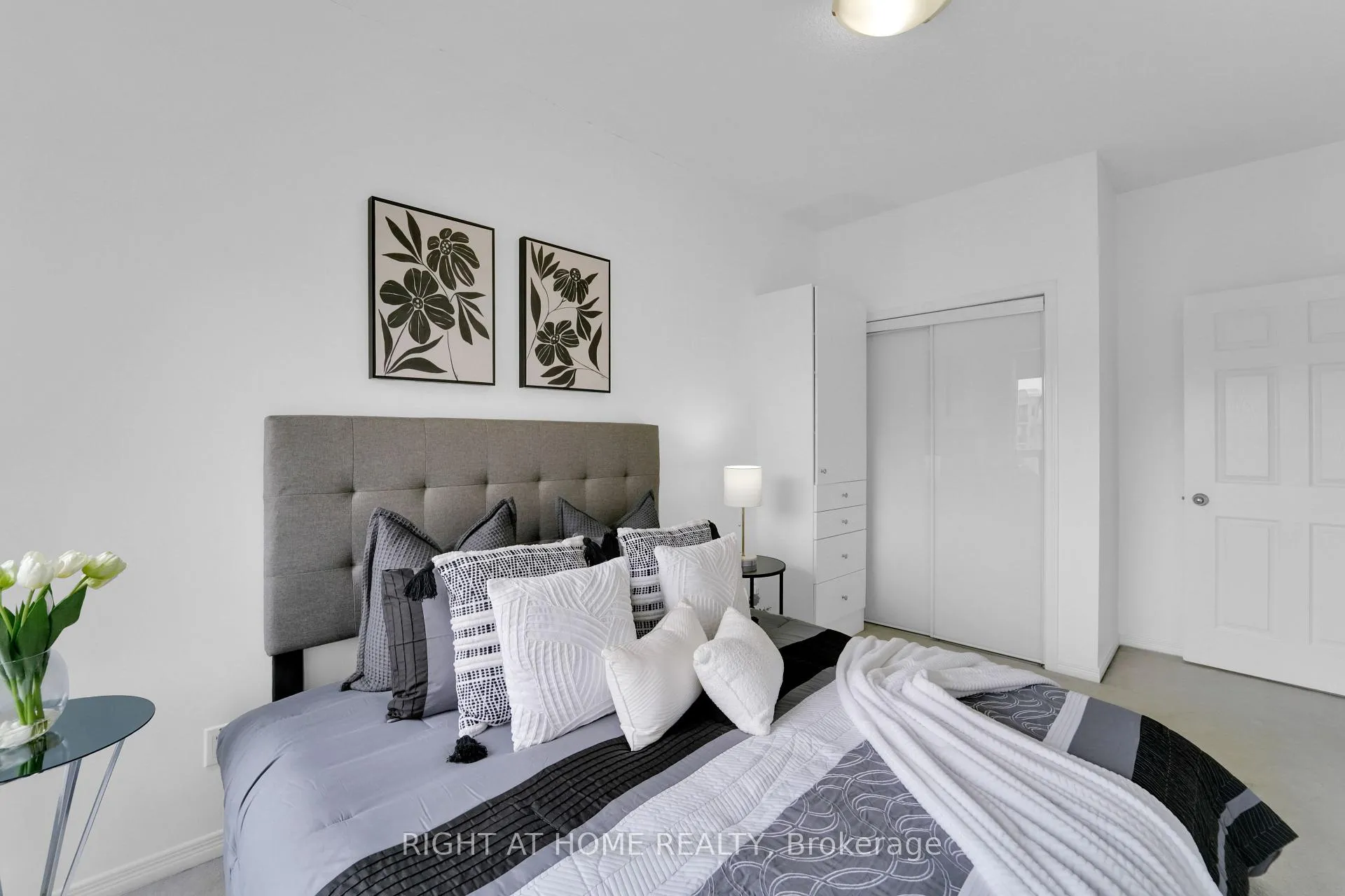 Photo 10 of Unit 710, 2 Maison Parc Court, Vaughan, Lakeview Estates — HOMEH