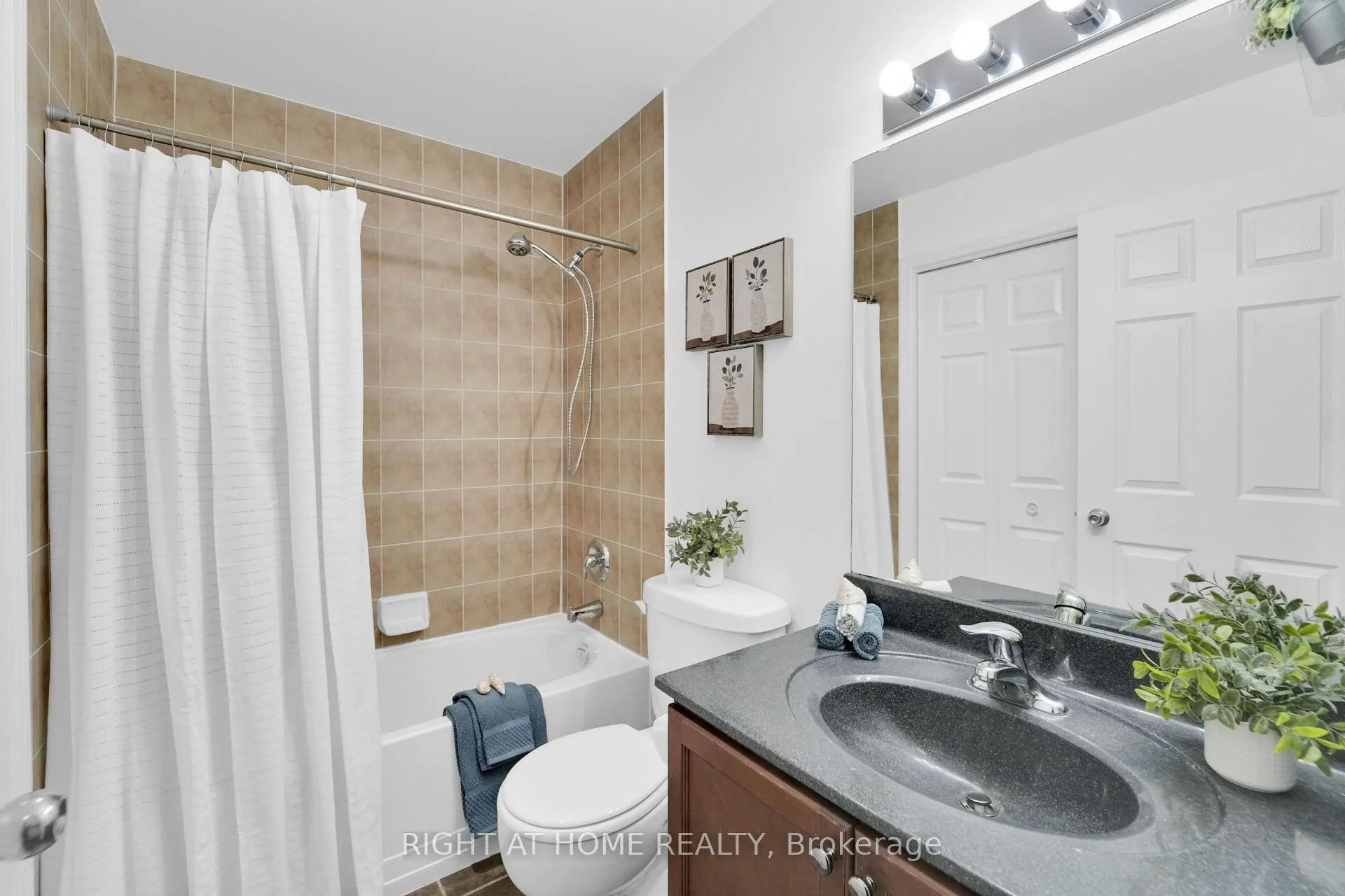 Photo 11 of Unit 710, 2 Maison Parc Court, Vaughan, Lakeview Estates — HOMEH