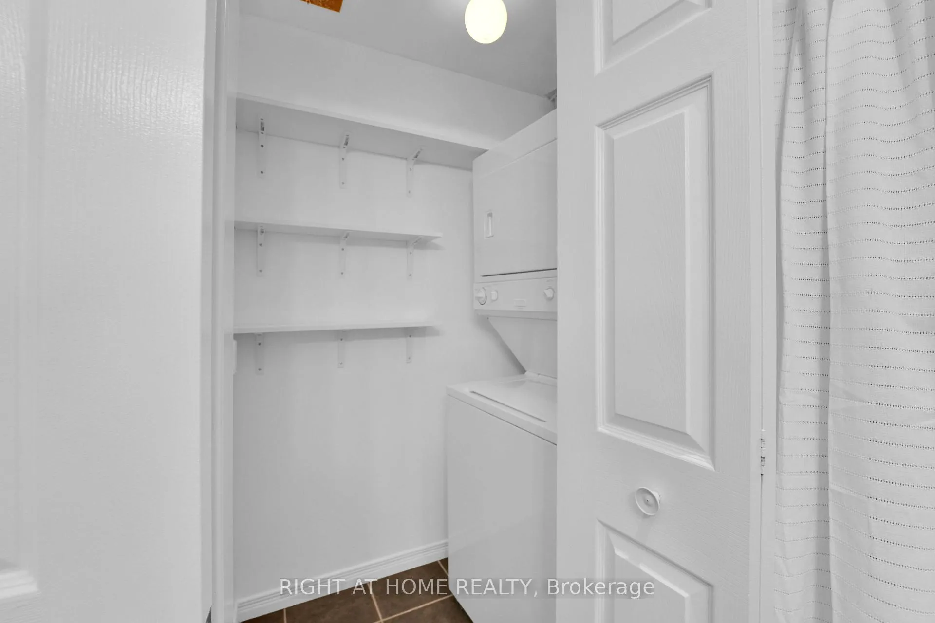 Photo 12 of Unit 710, 2 Maison Parc Court, Vaughan, Lakeview Estates — HOMEH