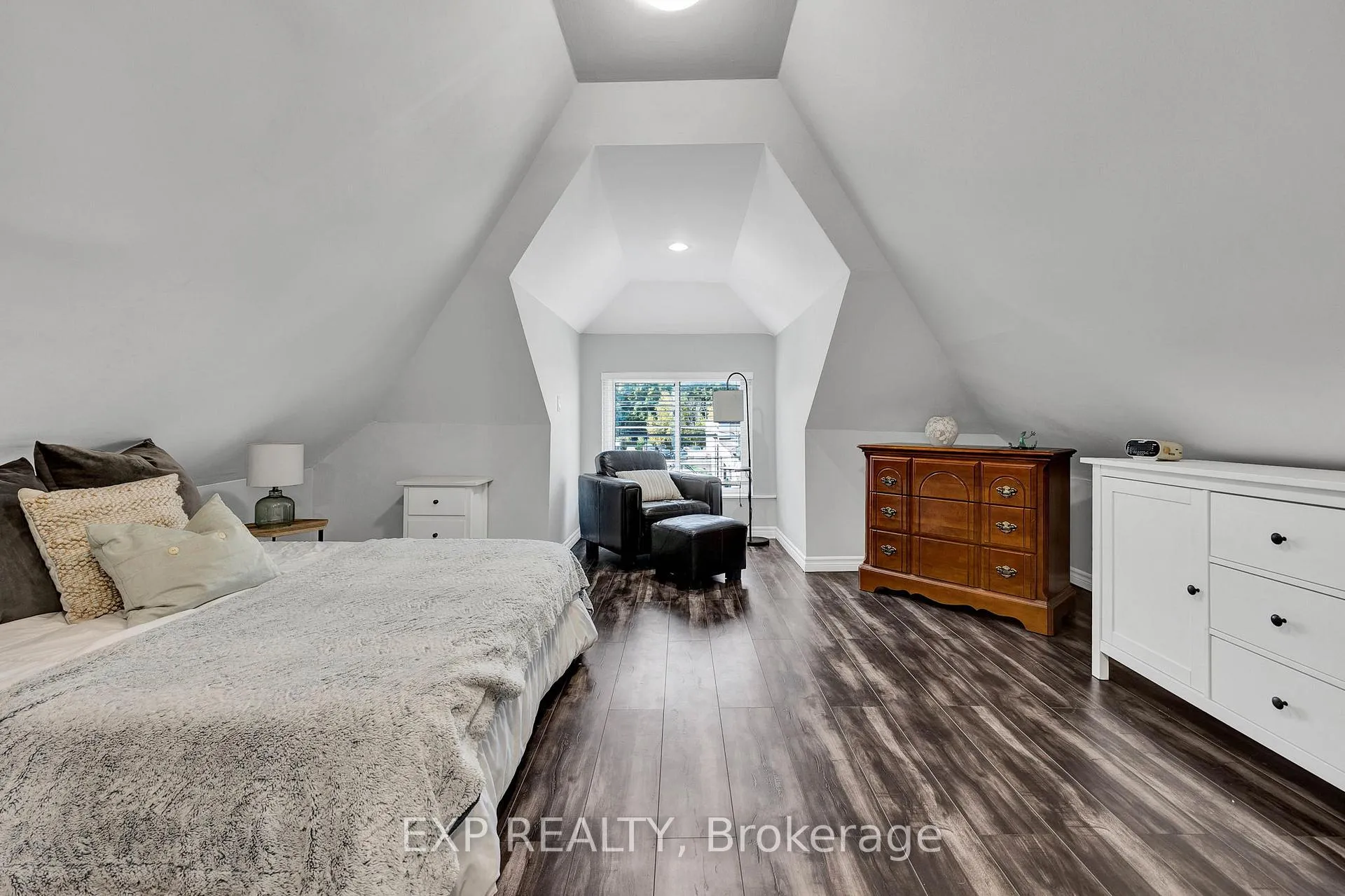 Photo 10 of 124 Whitney Place, Kitchener, Mill Courtland Woodside Park — HOMEH