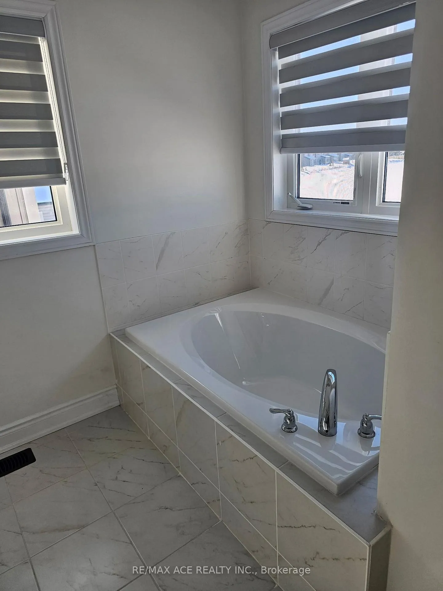 Photo 17 of 37 Union Boulevard, Wasaga Beach — HOMEH