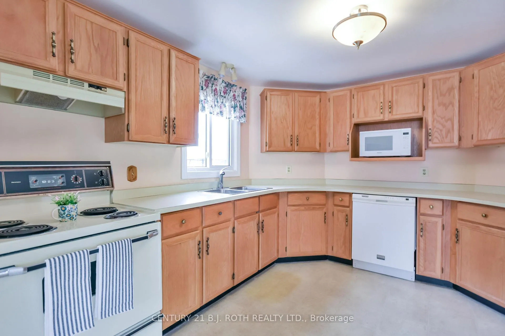 Photo 8 of 4 Gander Cove Court, Innisfil, Rural Innisfil — HOMEH
