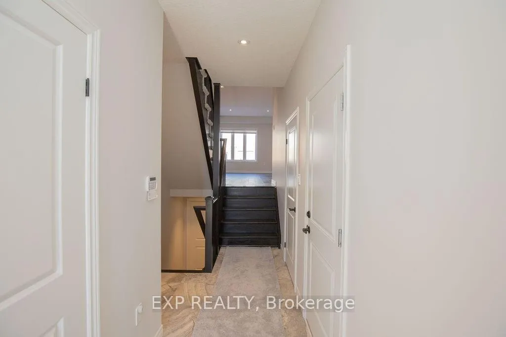 Photo 2 of 33 Dunrobin Lane, Grimsby, Grimsby Beach — HOMEH