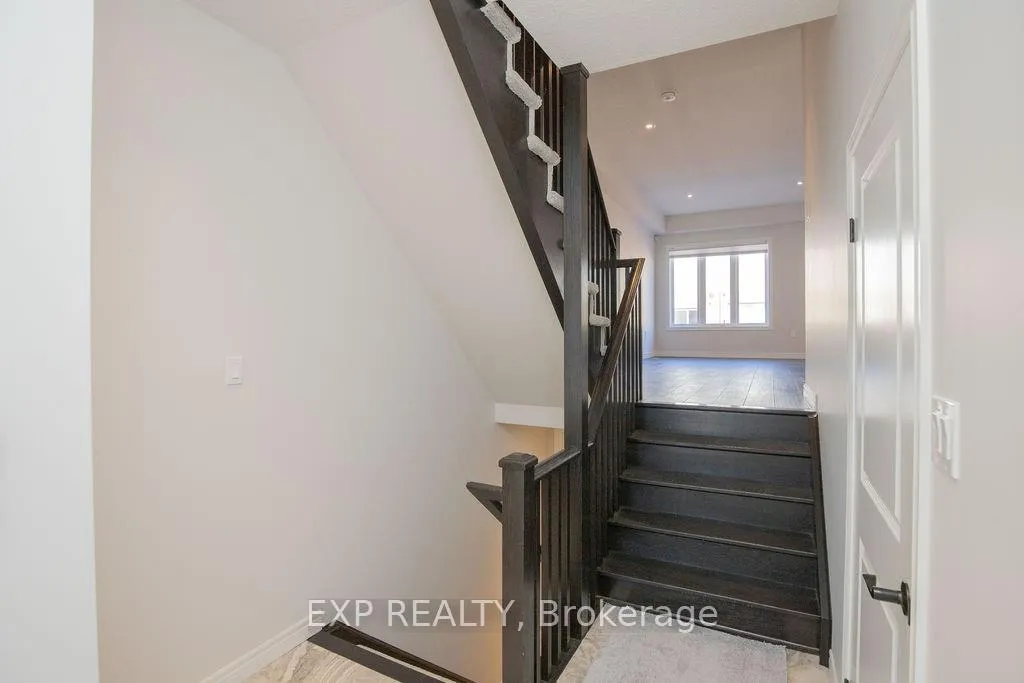 Photo 3 of 33 Dunrobin Lane, Grimsby, Grimsby Beach — HOMEH