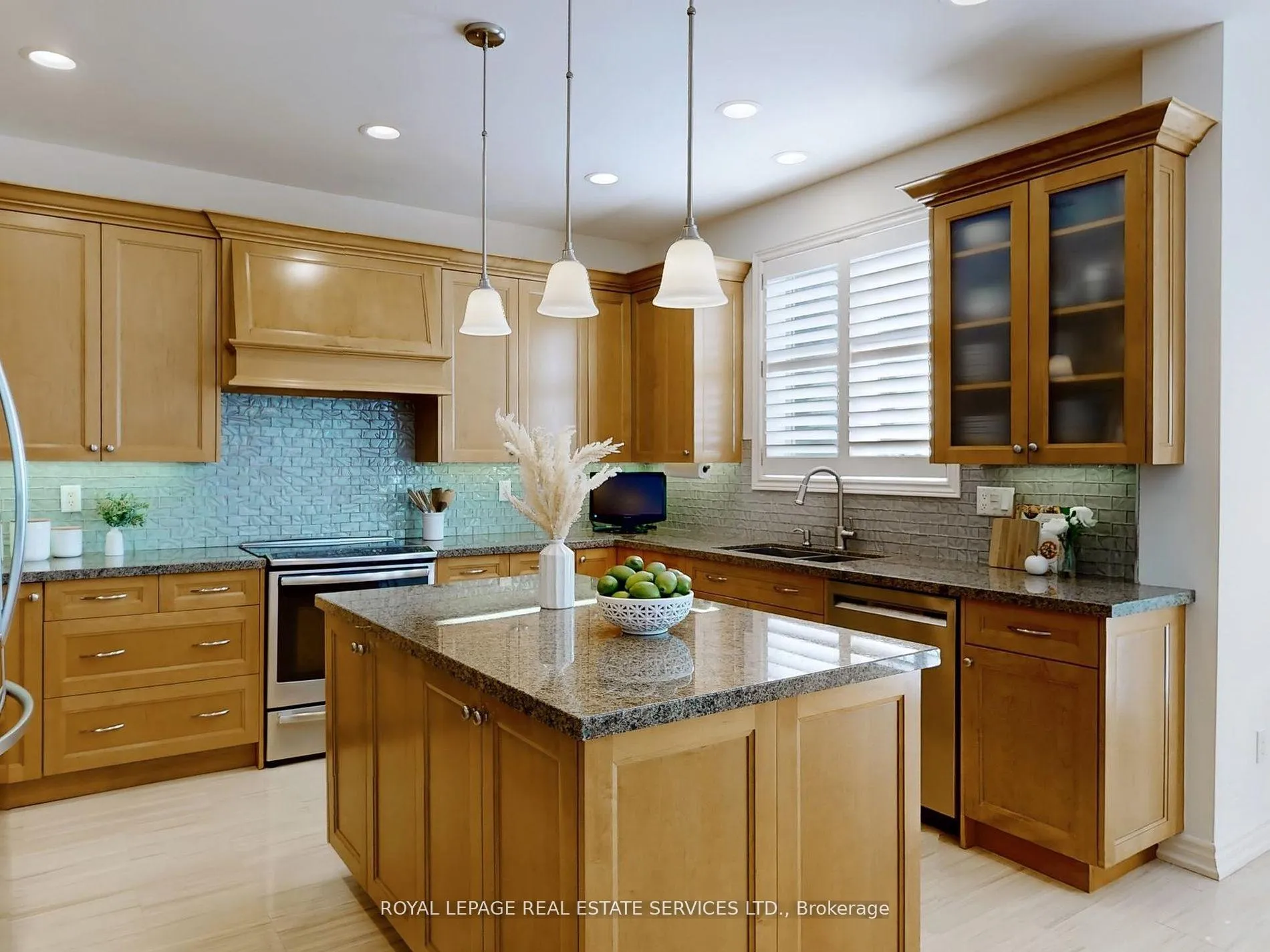 Photo 17 of 26 Langtry Place, Vaughan, Uplands — HOMEH