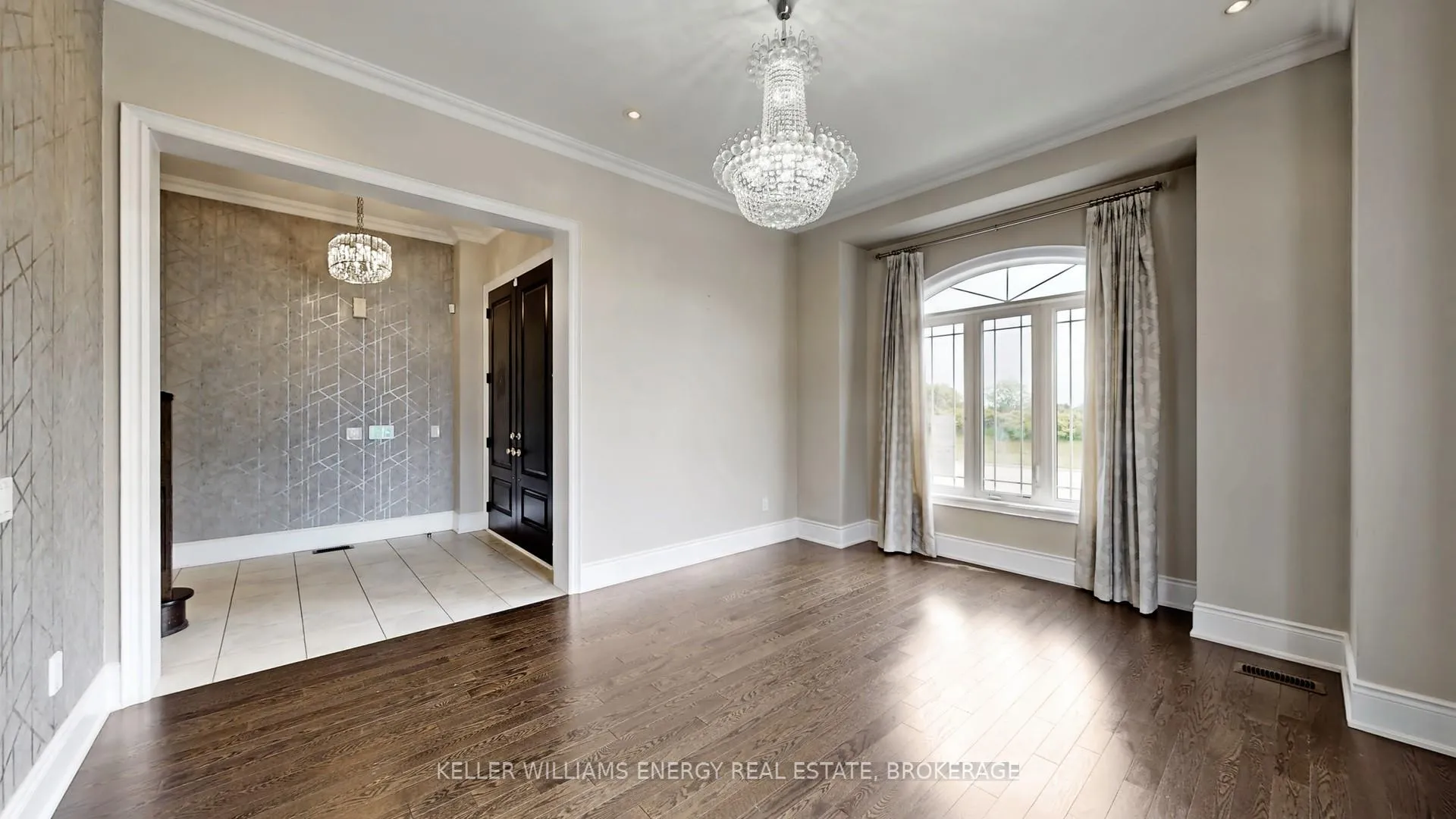 Photo 3 of 125 Chesney Crescent, Vaughan, Kleinburg — HOMEH