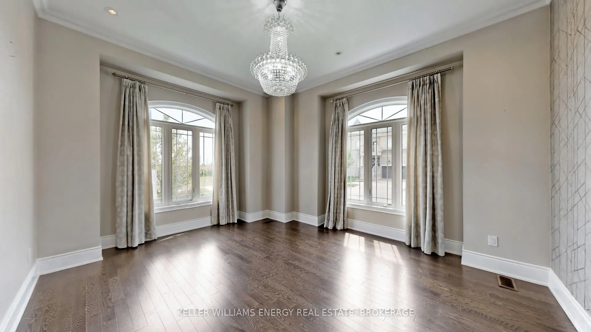 Photo 4 of 125 Chesney Crescent, Vaughan, Kleinburg — HOMEH