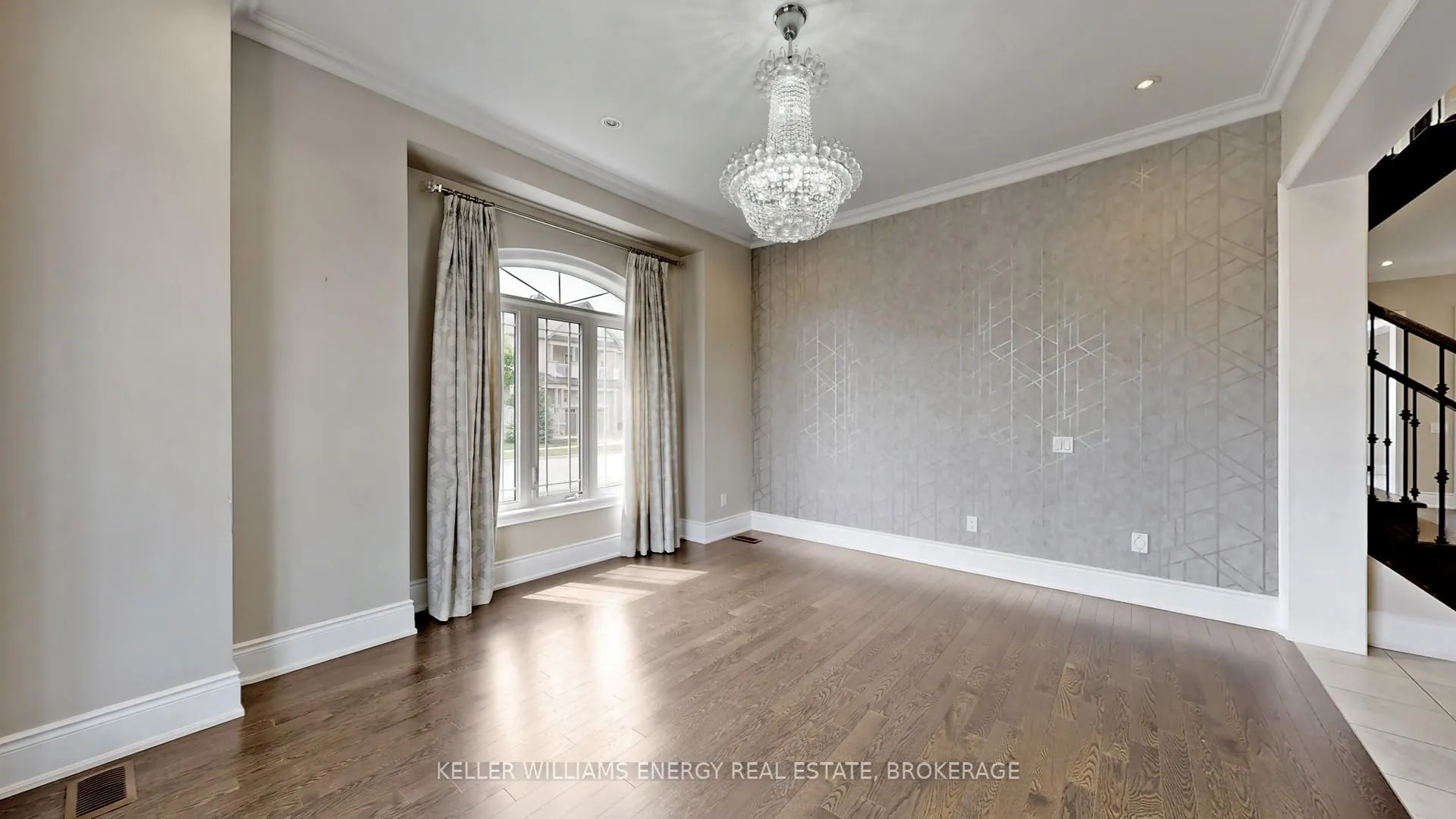 Photo 5 of 125 Chesney Crescent, Vaughan, Kleinburg — HOMEH