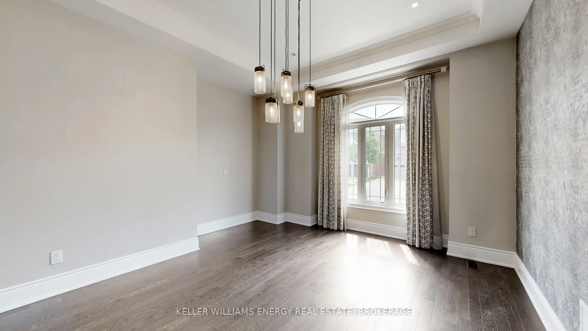 Photo 7 of 125 Chesney Crescent, Vaughan, Kleinburg — HOMEH