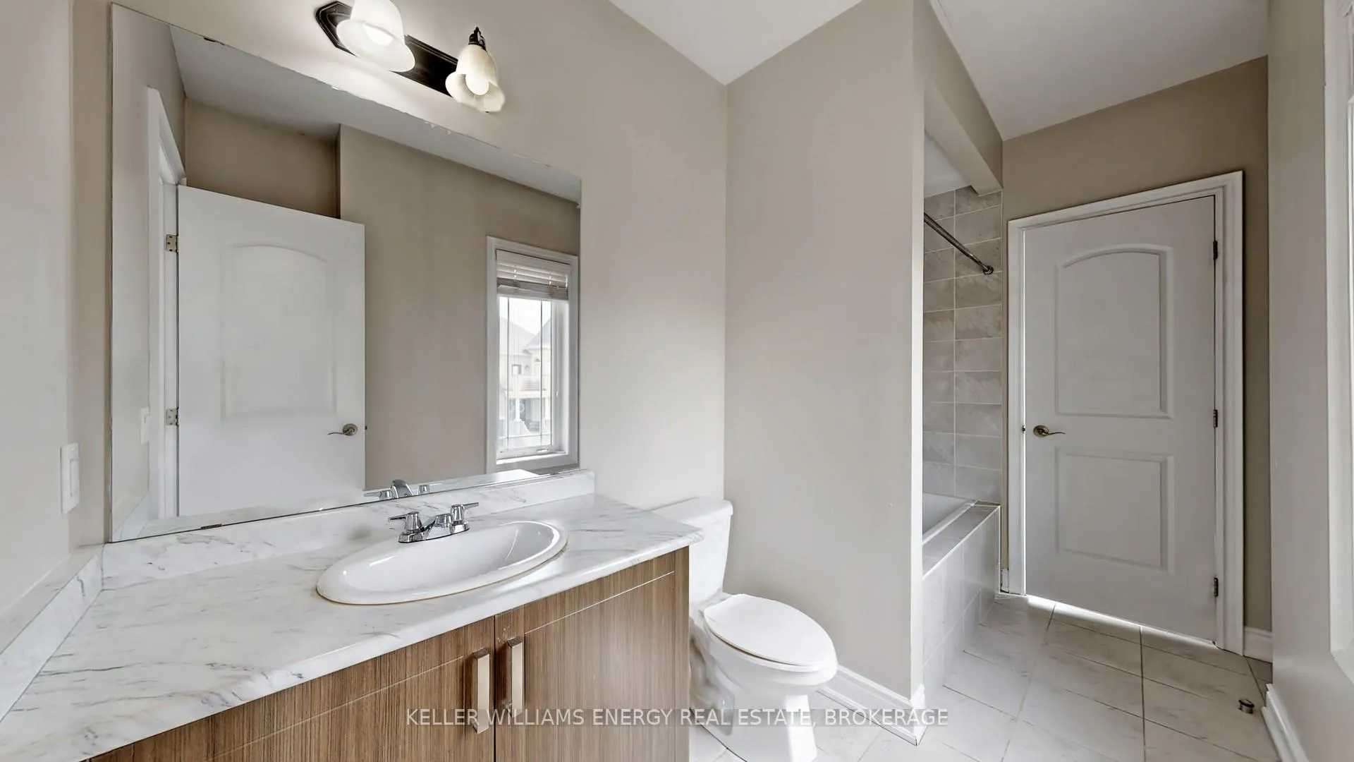 Photo 34 of 125 Chesney Crescent, Vaughan, Kleinburg — HOMEH