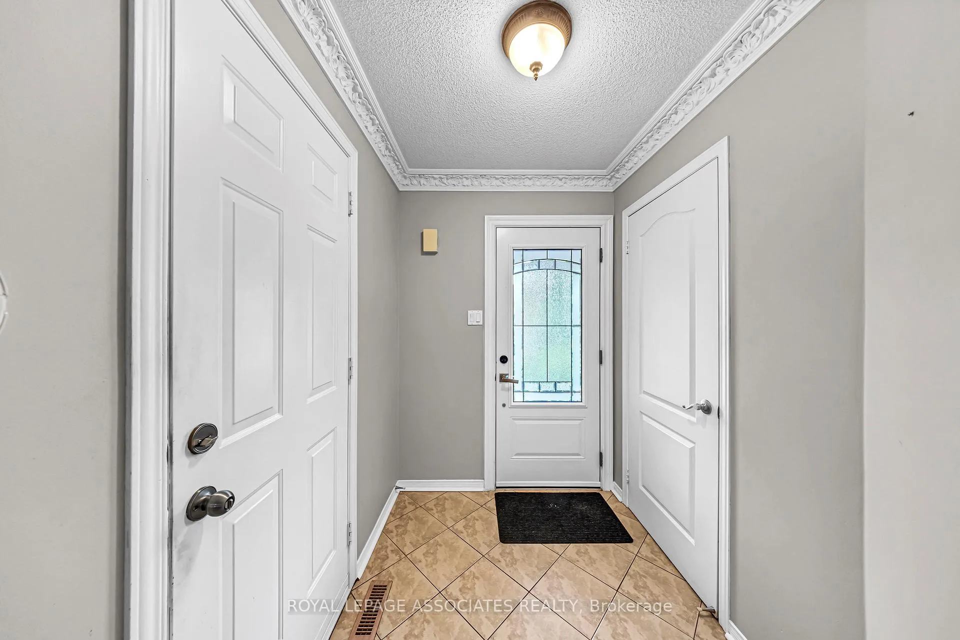 Photo 5 of 183 Elena Crescent, Vaughan, Maple — HOMEH