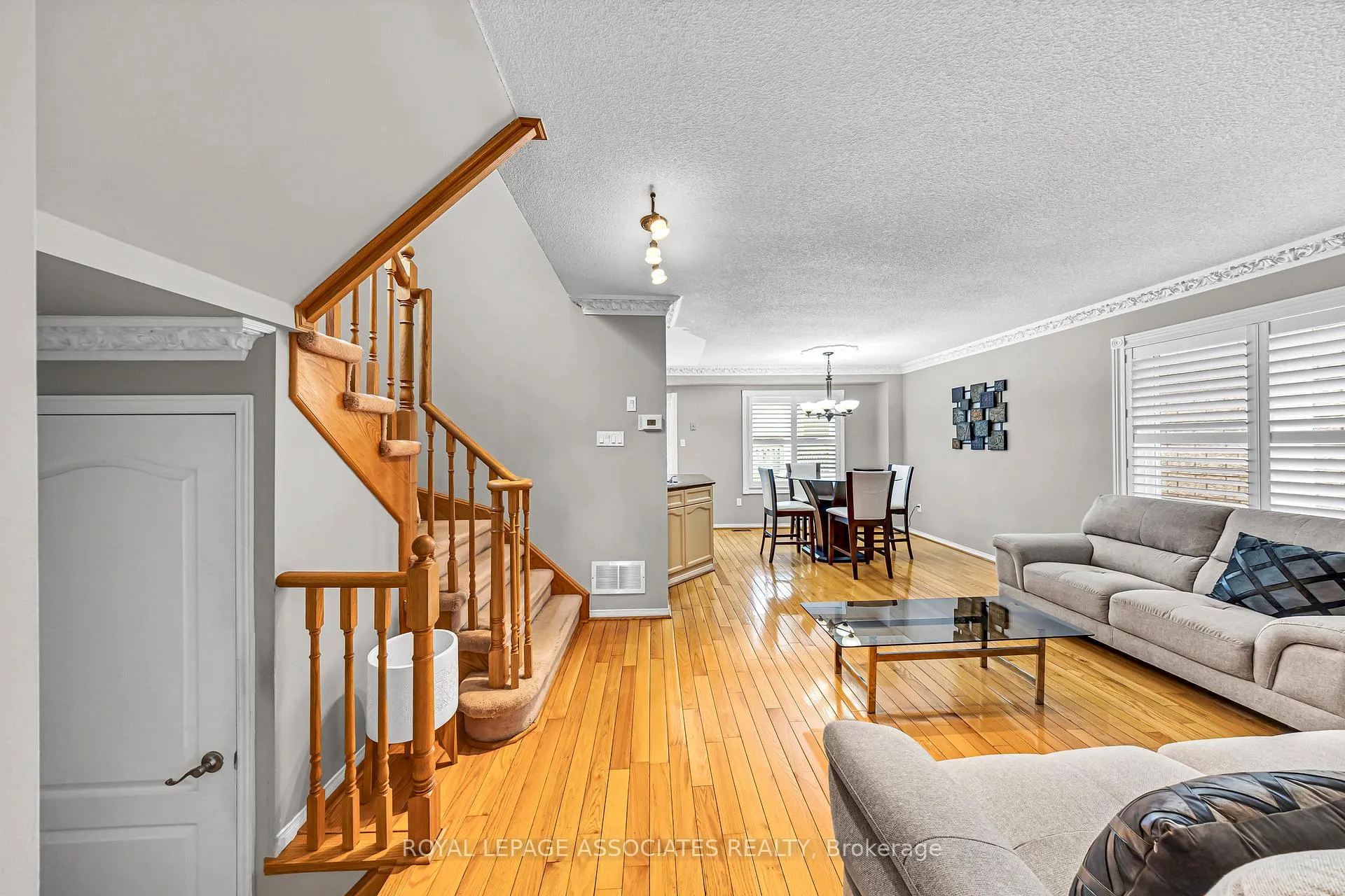 Photo 6 of 183 Elena Crescent, Vaughan, Maple — HOMEH