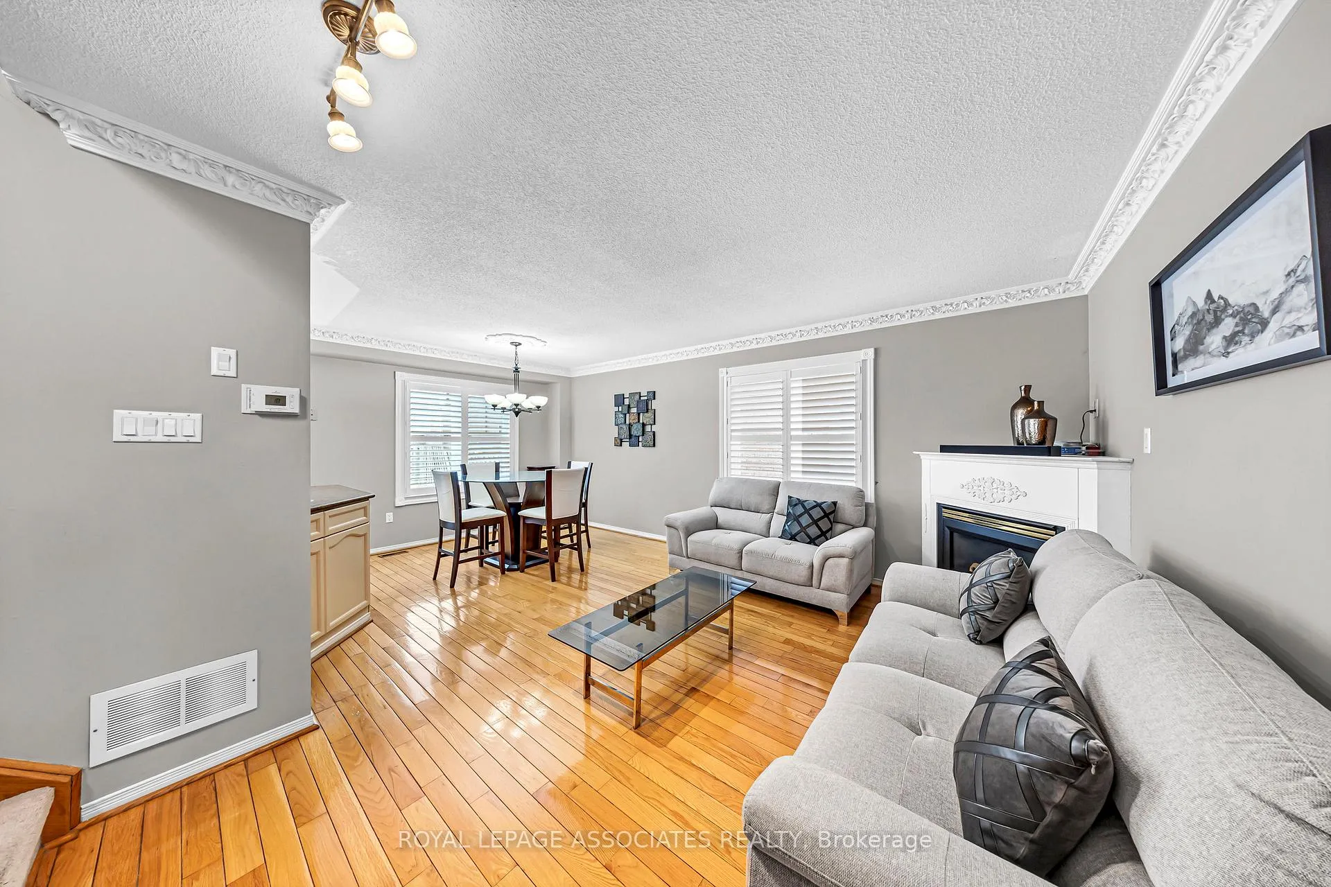 Photo 7 of 183 Elena Crescent, Vaughan, Maple — HOMEH