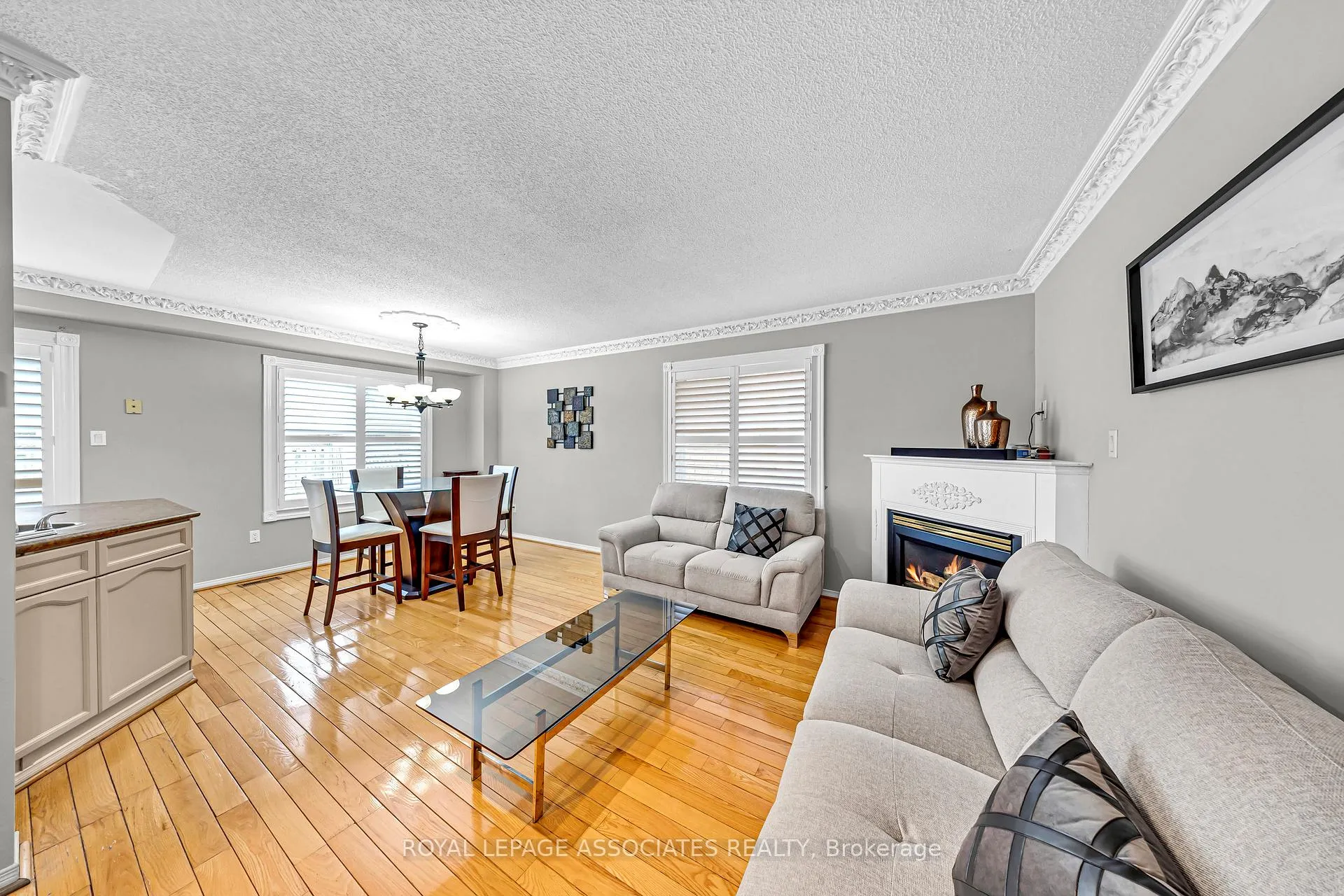 Photo 8 of 183 Elena Crescent, Vaughan, Maple — HOMEH