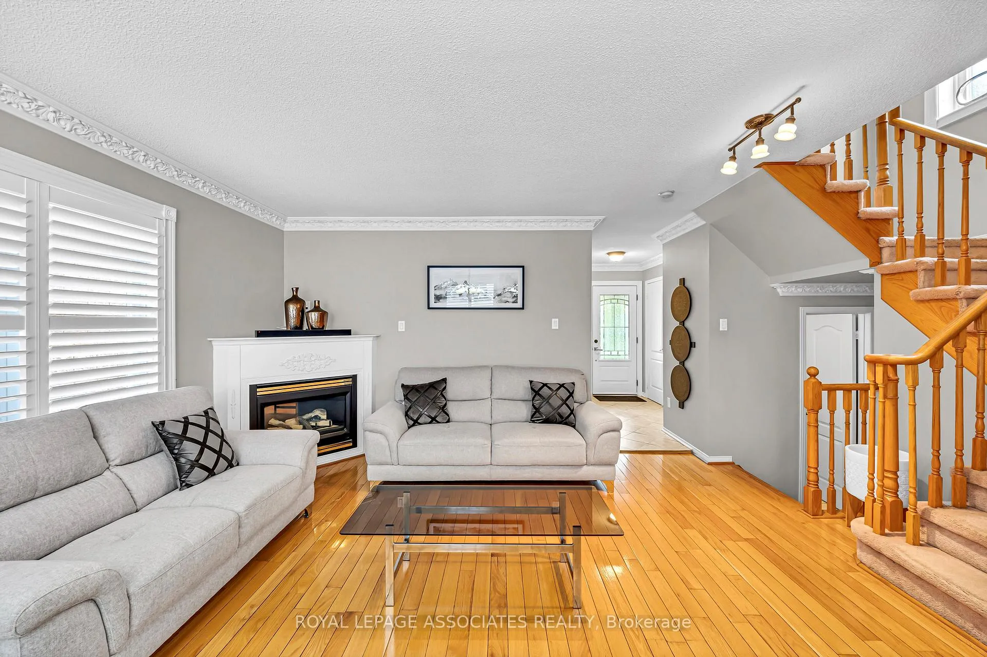 Photo 11 of 183 Elena Crescent, Vaughan, Maple — HOMEH