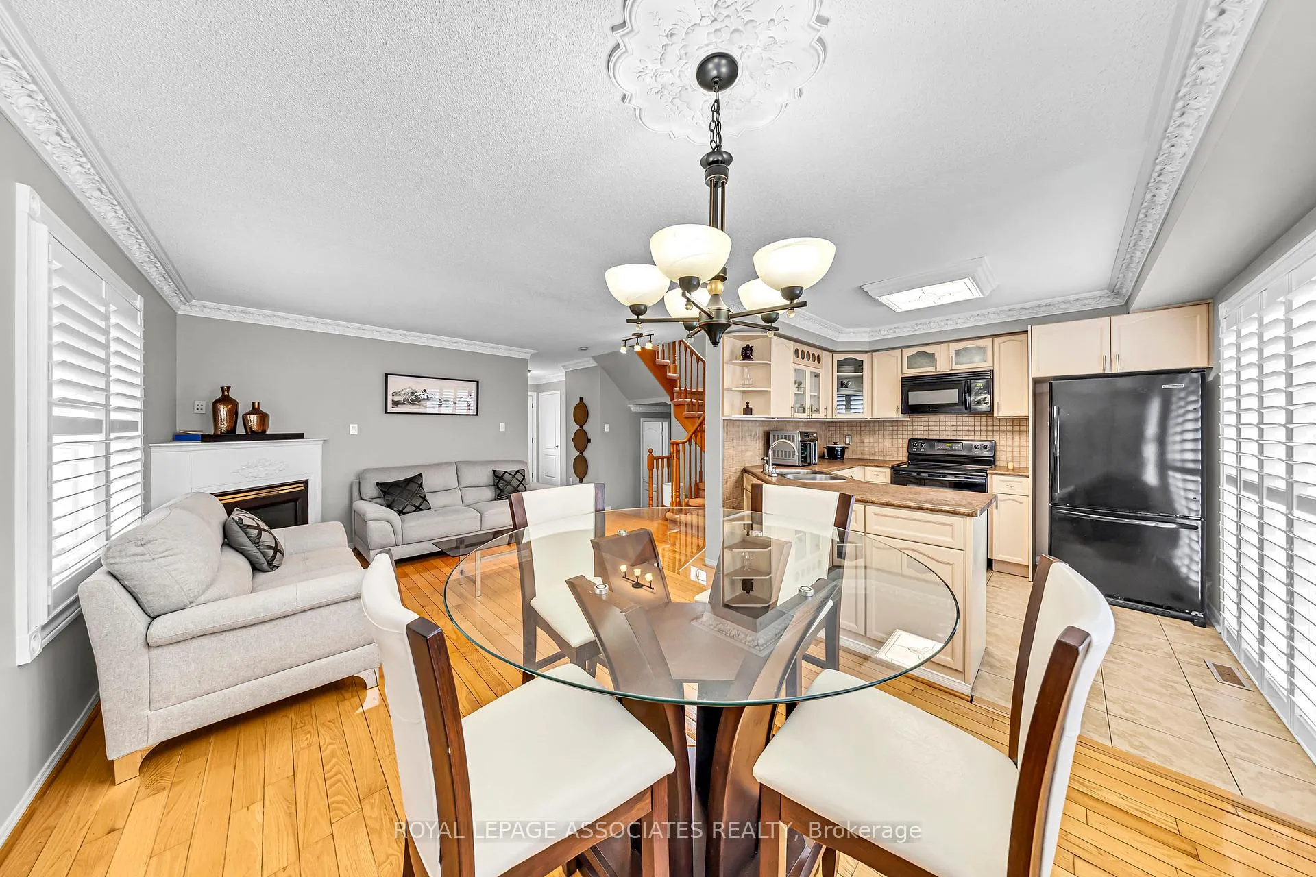 Photo 12 of 183 Elena Crescent, Vaughan, Maple — HOMEH