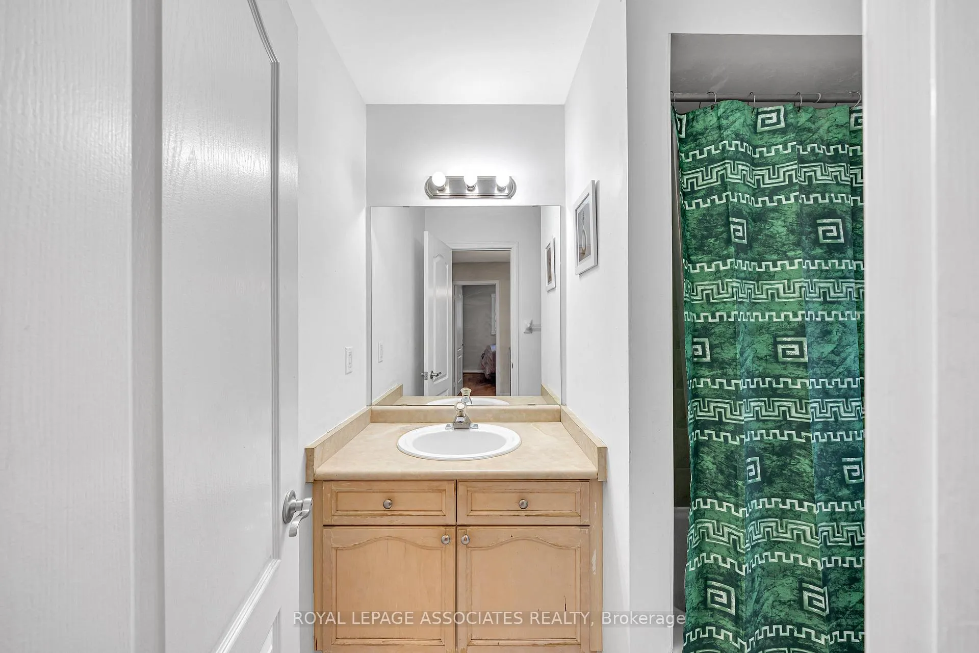 Photo 21 of 183 Elena Crescent, Vaughan, Maple — HOMEH