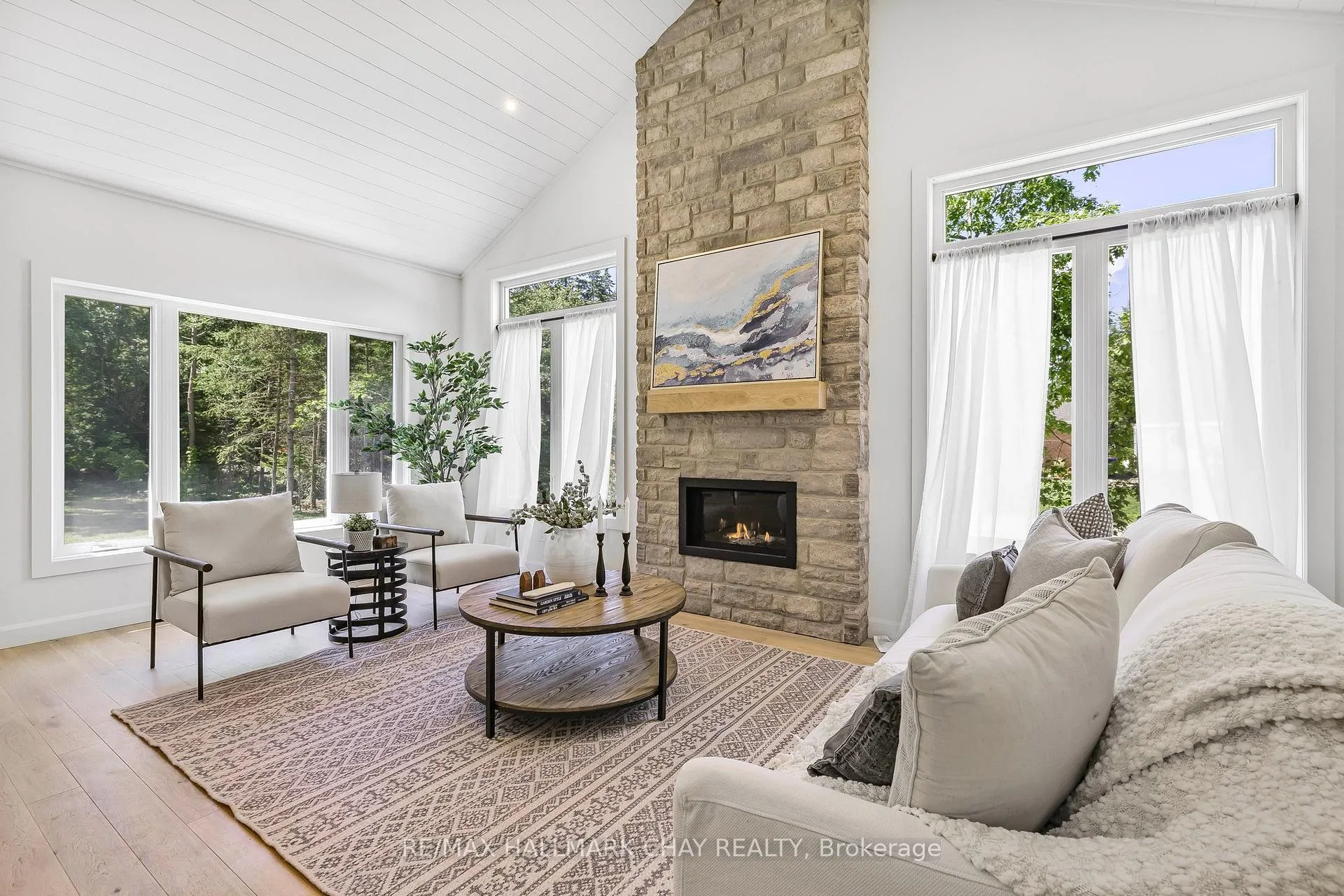 Photo 16 of 21 Heatherwood Drive, Springwater, Midhurst — HOMEH
