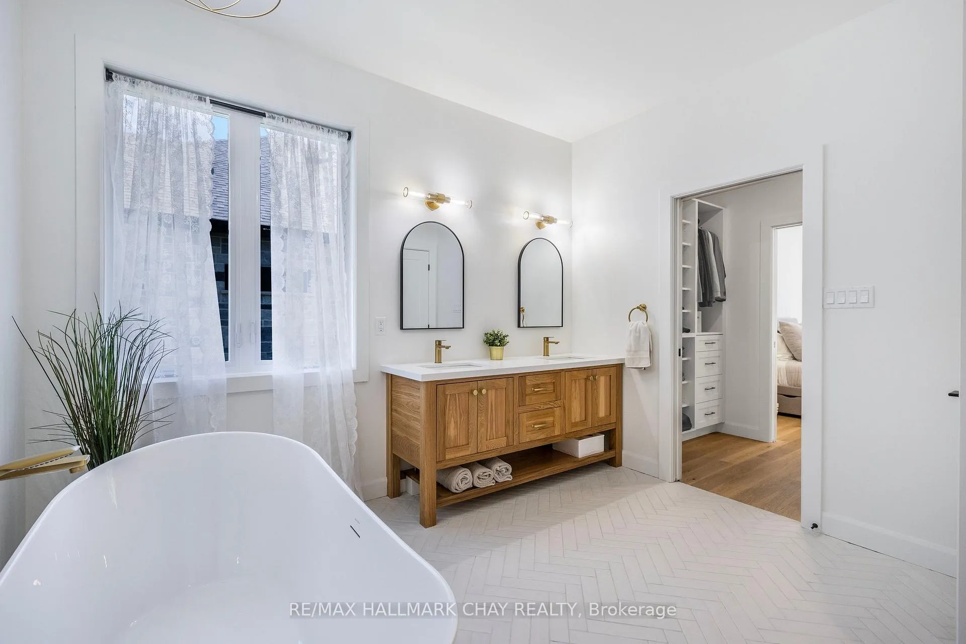 Photo 22 of 21 Heatherwood Drive, Springwater, Midhurst — HOMEH
