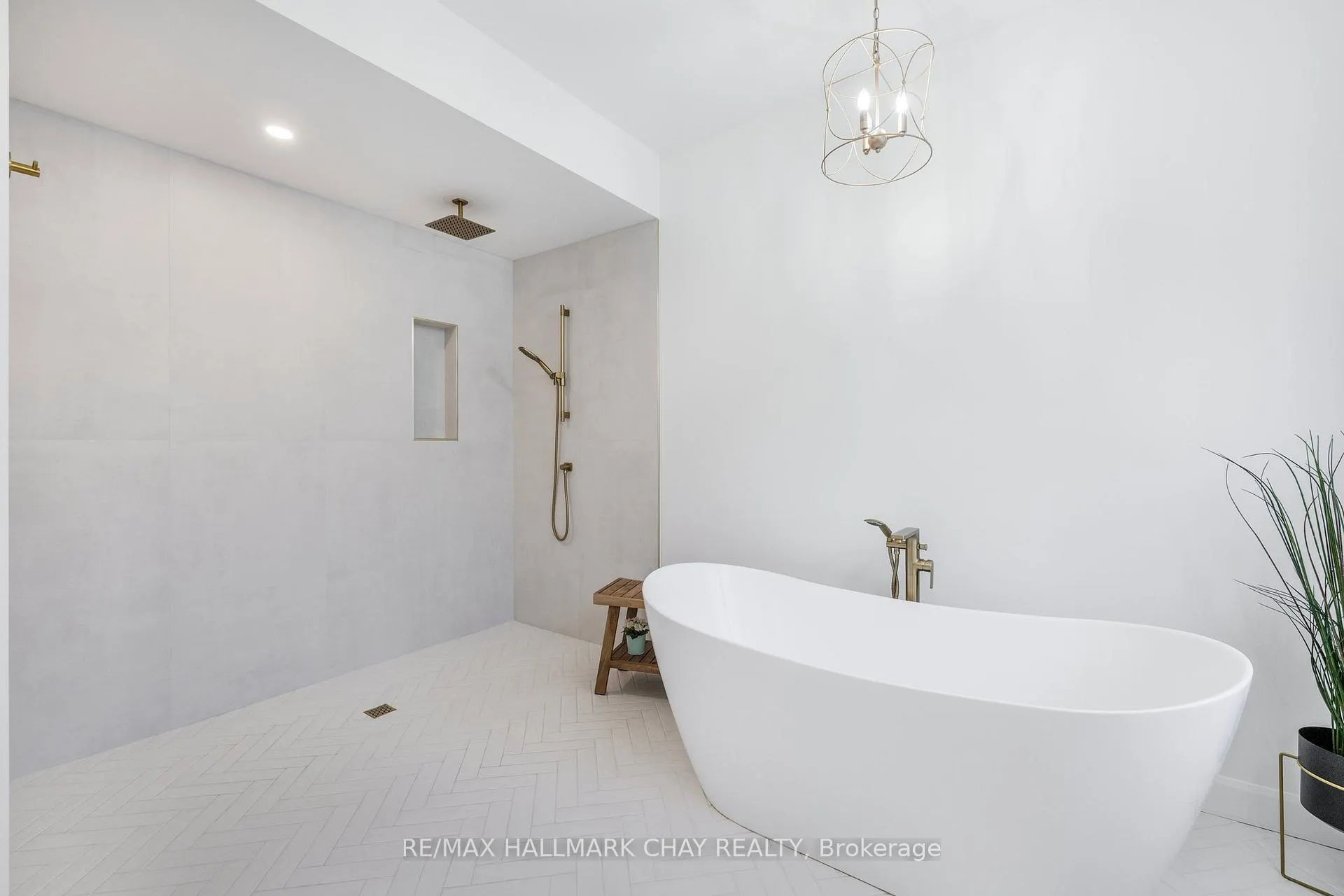 Photo 23 of 21 Heatherwood Drive, Springwater, Midhurst — HOMEH