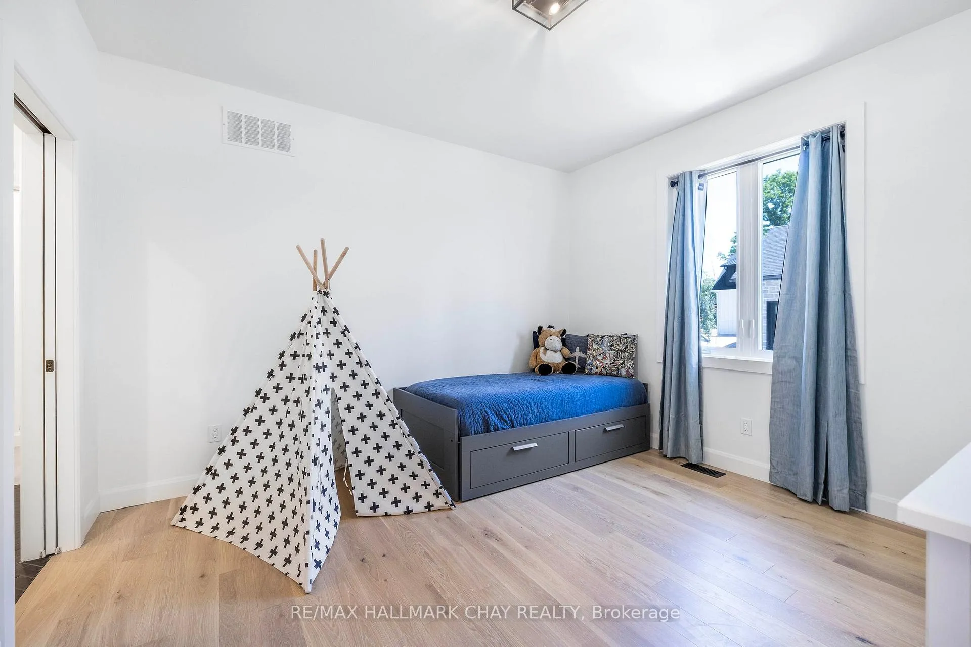 Photo 28 of 21 Heatherwood Drive, Springwater, Midhurst — HOMEH