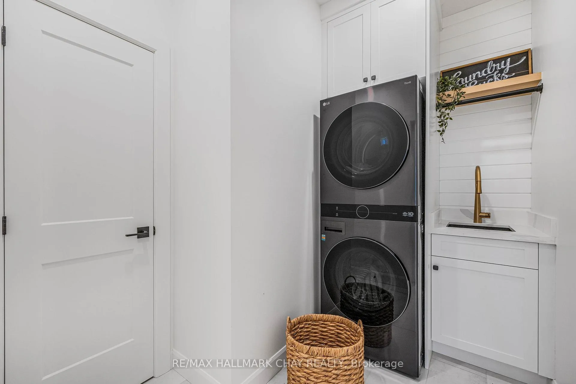 Photo 29 of 21 Heatherwood Drive, Springwater, Midhurst — HOMEH