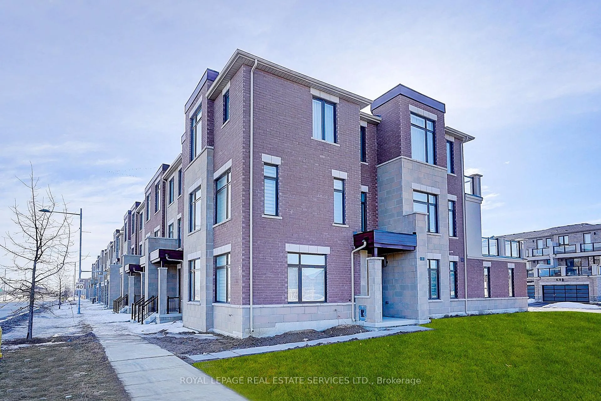 Photo 3 of 1 Mumbai Avenue, Markham, Middlefield — HOMEH
