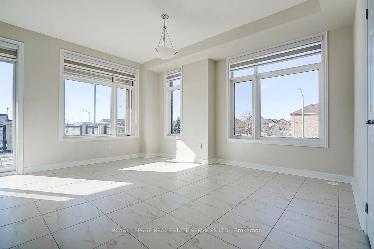 Photo 14 of 1 Mumbai Avenue, Markham, Middlefield — HOMEH