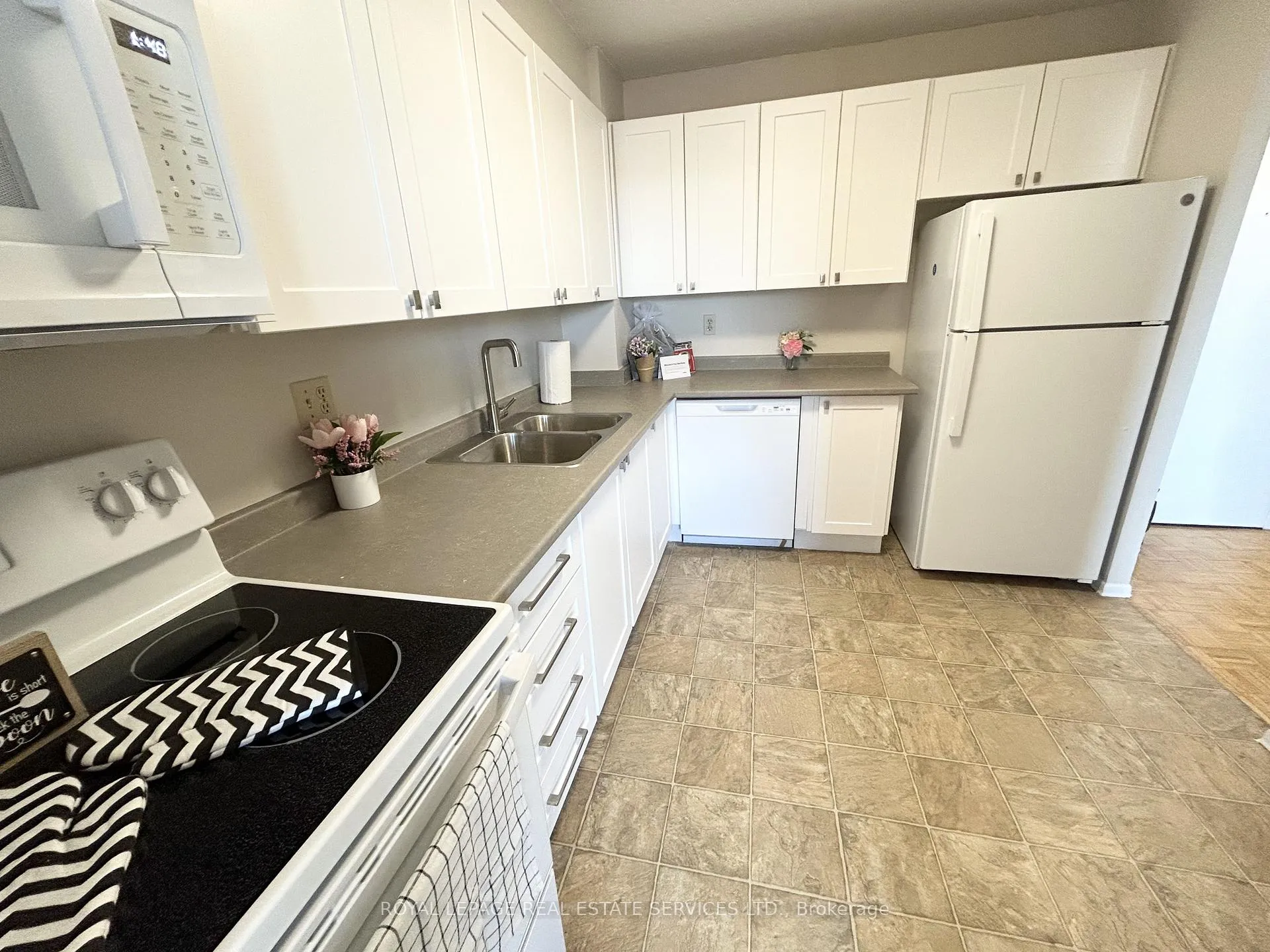 Photo 7 of Unit 702, 60 Park Avenue, Halton Hills, Georgetown — HOMEH