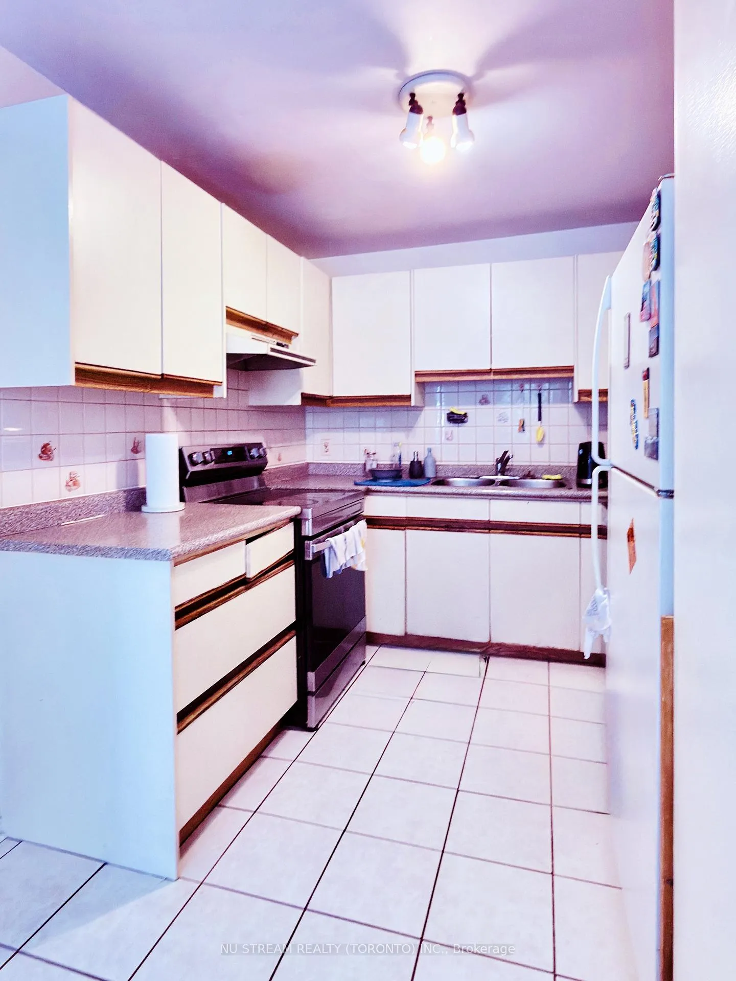 Photo 8 of 39 - 653 Village Parkway, Markham, Unionville — HOMEH